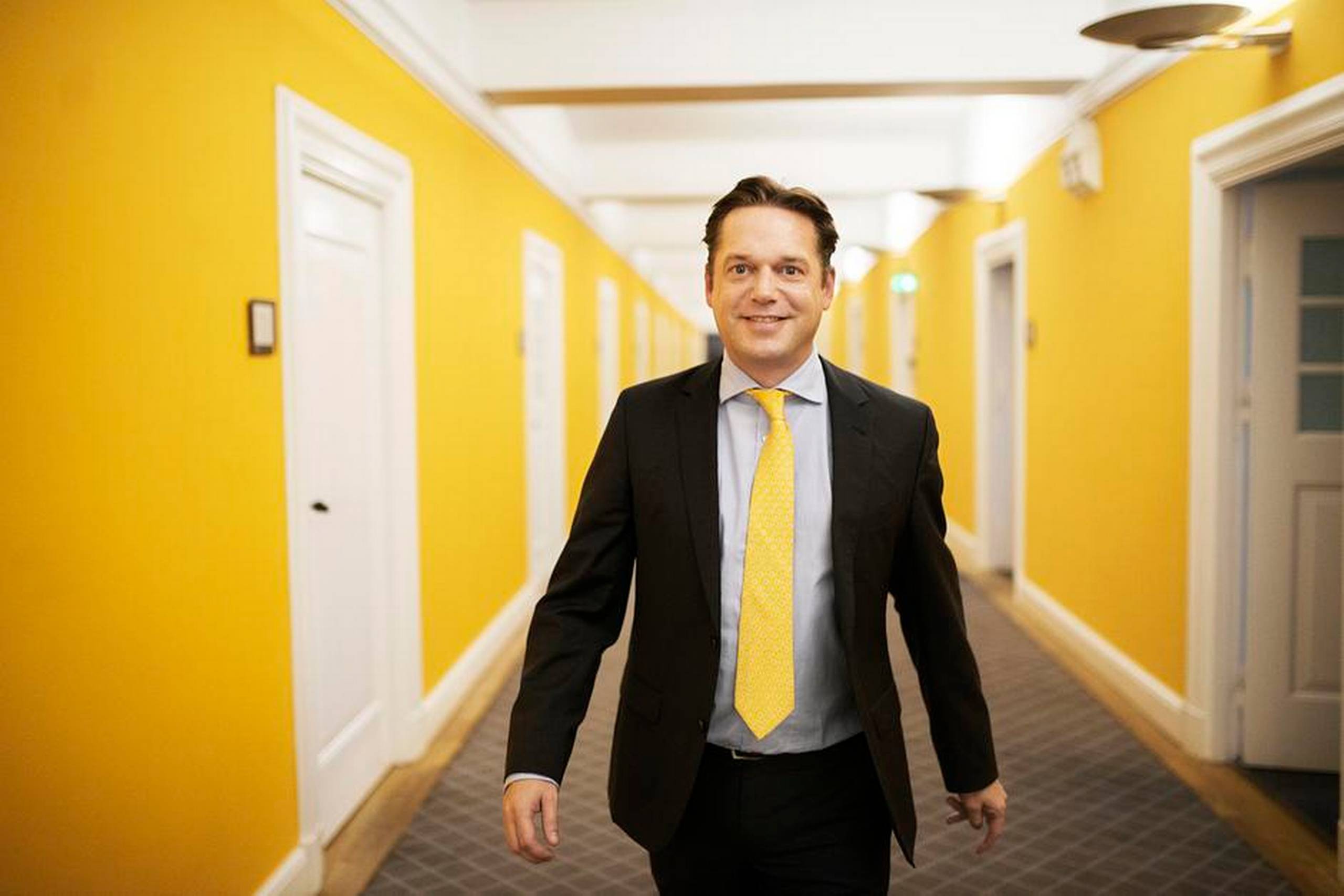 IMOD: Venstres udlændingeordfører, Marcus Knuth , har kritiseret radikale EU-parlamentarikere som Morten Helveg Petersen og Jens Rohde for at skade Danmarks omdømme.