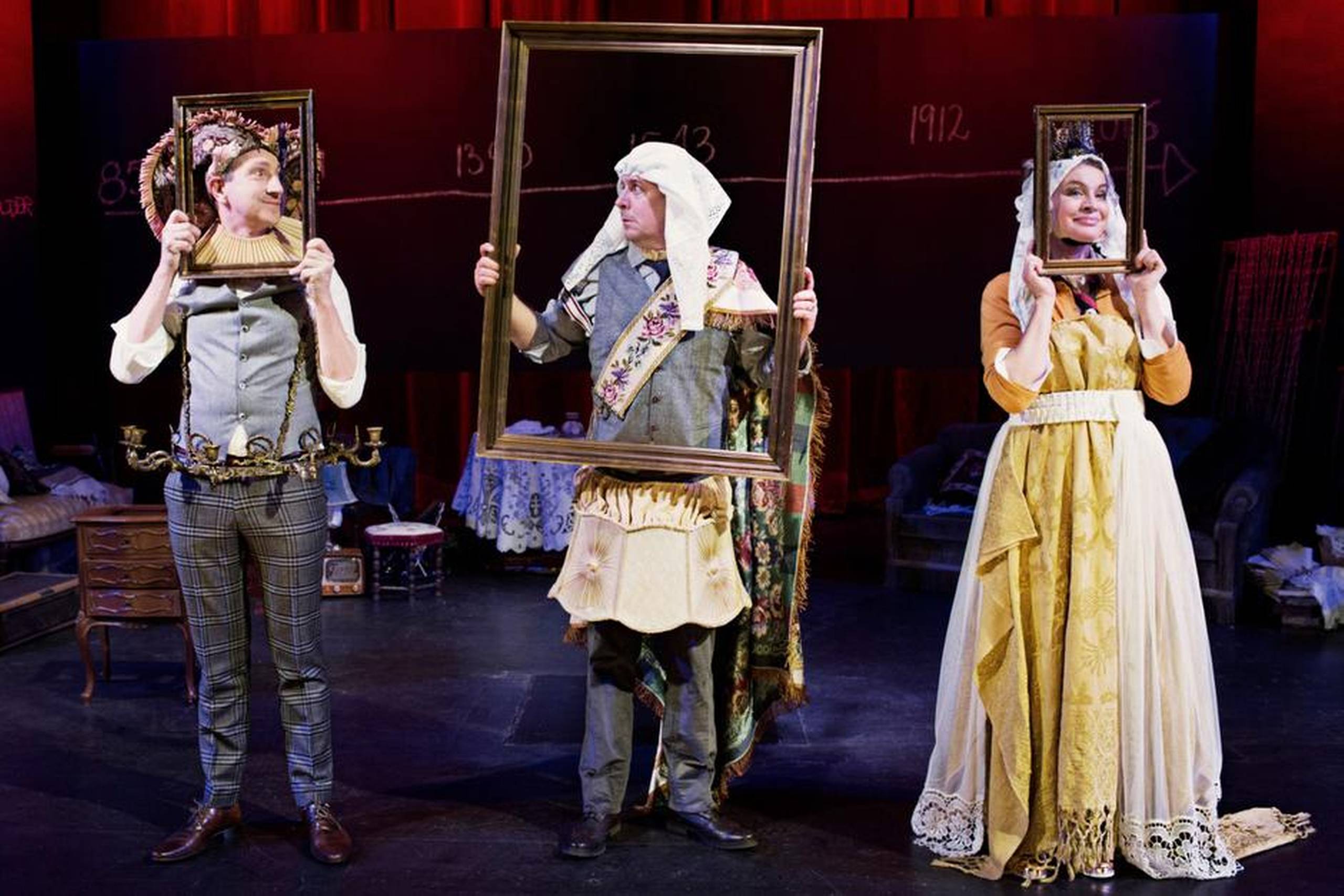 Nicolaj Kopernikus, Anders W. Berthelsen og Mille Dinesen som tre danske regenter i Bellevue Teatrets ”Danmarkshistorien”. Foto: Isak Hoffmeyer