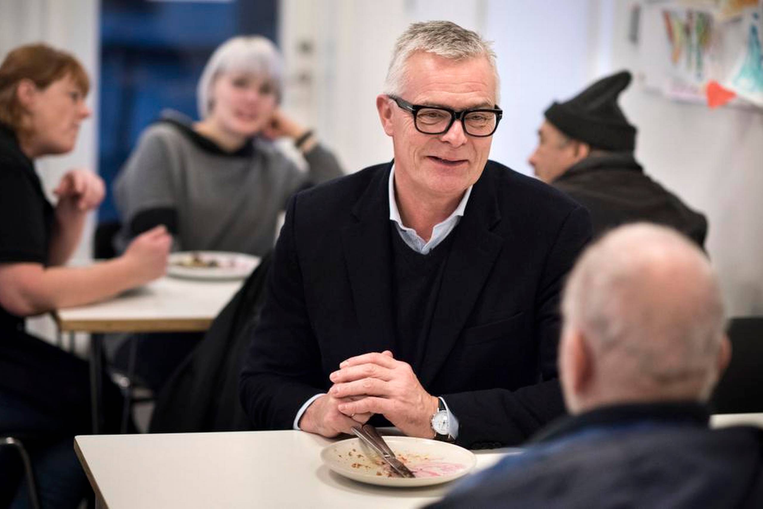 Lederen af Kirkens Korshær i Aarhus, Morten Aagaard, glæder sig til at blive præst. Hans klassiske karriere toppede, da han var direktør i Lego-fondene med stor bil og god løn. Men pludselig ville Lego en anden vej, og han blev fyret. »Det var en kæmpe sorg og et chok at føle sig kasseret. Jeg græd i flere dage, og den dag i dag har jeg en meget stor medfølelse med folk, der bliver fyret. Det er skrækkeligt! Det skal man ikke ønske for nogen,« har han bl.a. fortalt i udsendelsen ”Fortællinger fra Virkeligheden” på P1. Foto: Jan Dagø