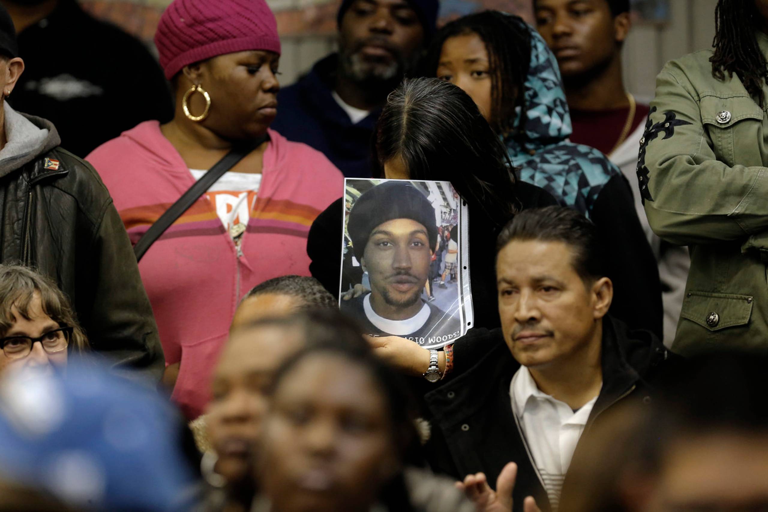 En demonstrant holder et billede af Mario Woods under en protestdemonstration mod politiets nedskydning.