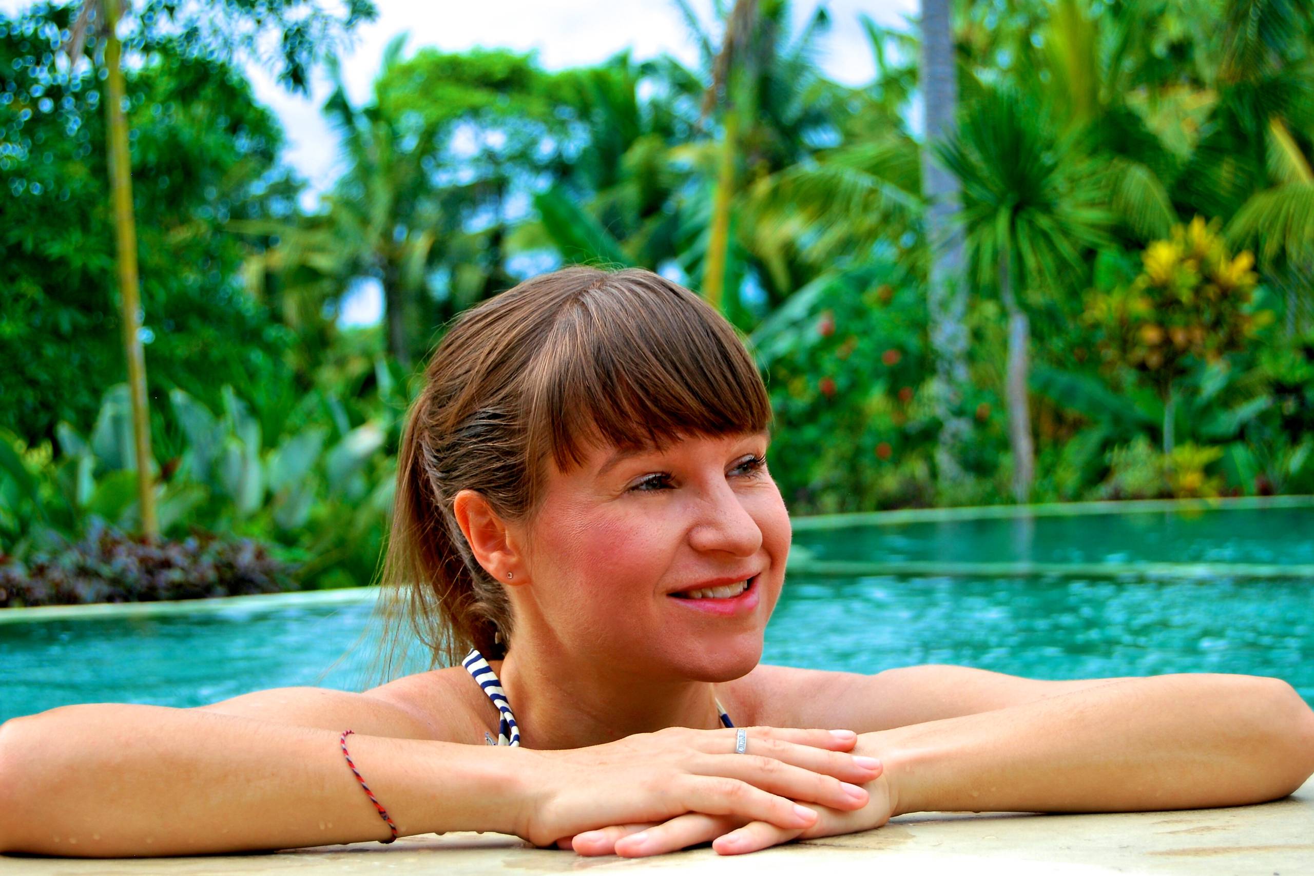 Nu må det altså ikke blive for "posh", var Louise Lundberg Claesens første reaktion, da fotografen ville have hende i poolen. Men det er jo også sådan, livet leves på Bali.
