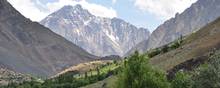 Det første glimt af Afghanistan på modsatte side af Pyanjfloden i Wakhan-dalen, Tadsjikistan.