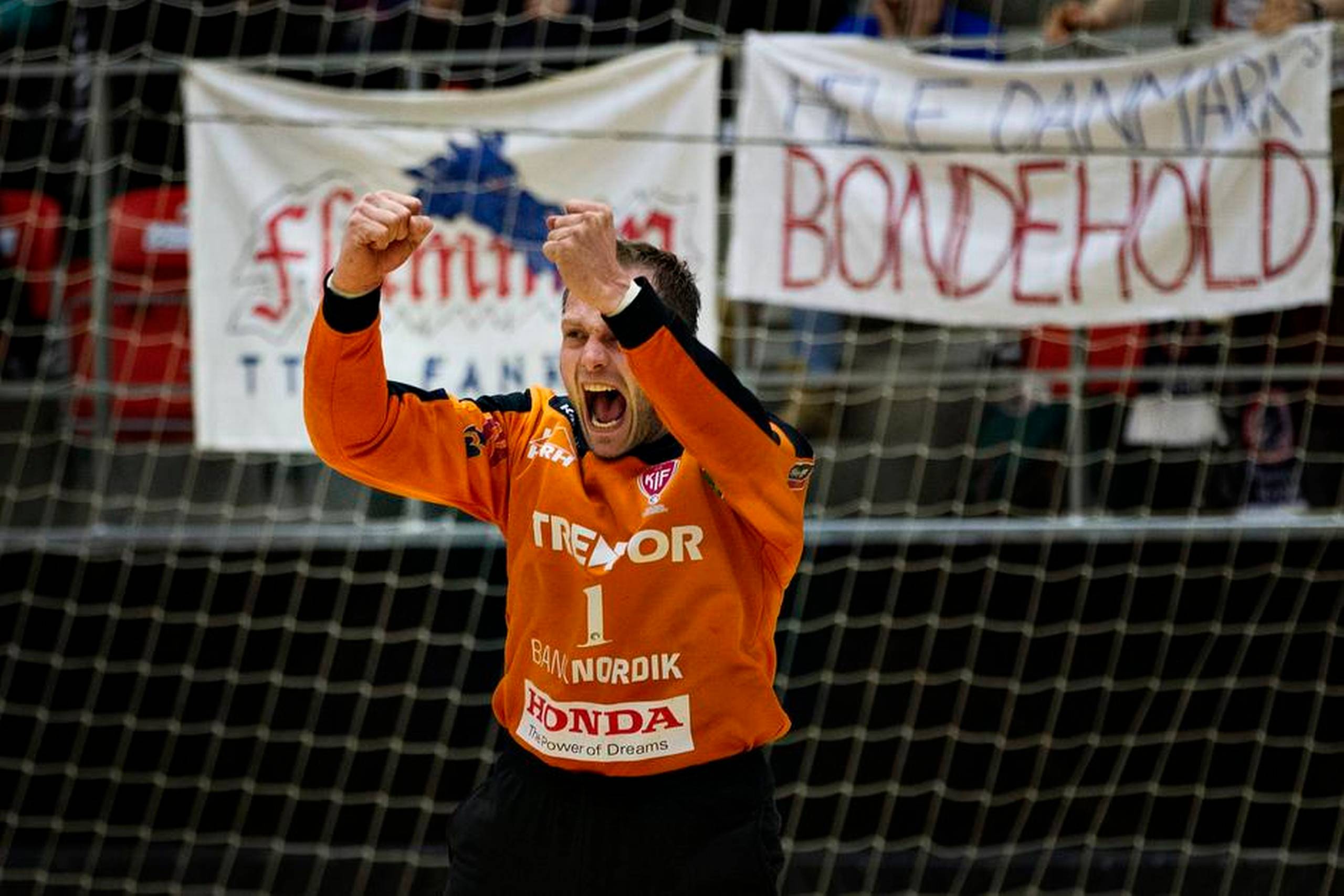 Målmand Kasper Hvidts redningsprocent er næsten lige så høj som hans alder. Lige nu ligger han på 36 procent, hvilket placerer ham på 7. pladsen blandt ligaens målmænd. Foto: Christian Klindt Sølbeck