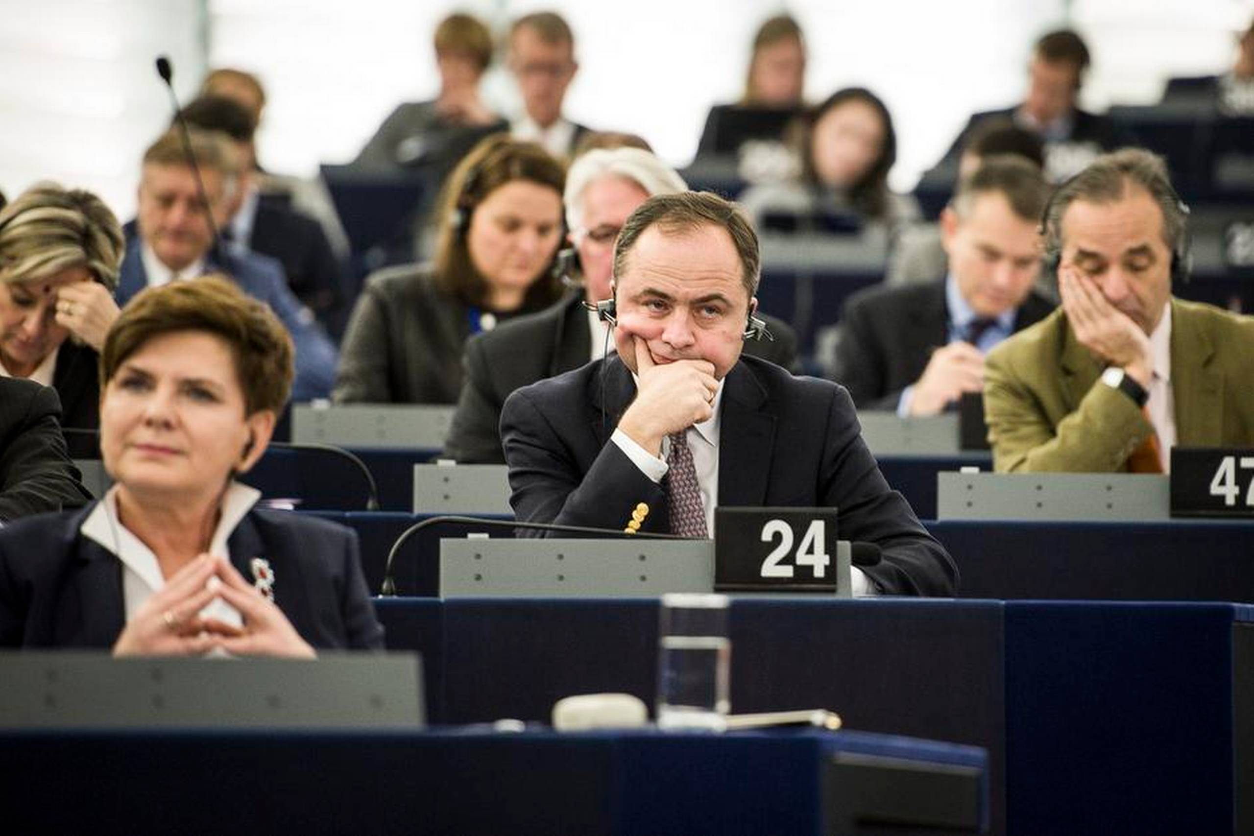 Konrad Szymanski (i midten) med Beata Szydlo (t.v.) i Europa-Parlamentet. Foto: Wiktor Dabkowski/dpa/AP
