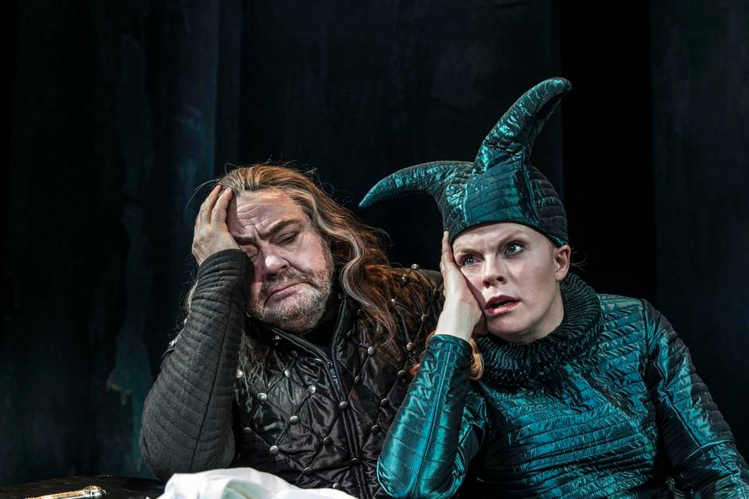 Ja, det er noget af en tung omgang! Tommy Kenter som Lear og Signe Egholm Olsen som narren i Det Kgl. Teaters udvendige og larmende opsætning af ”Kong Lear”. Foto: Natascha Thiara Rydvald 