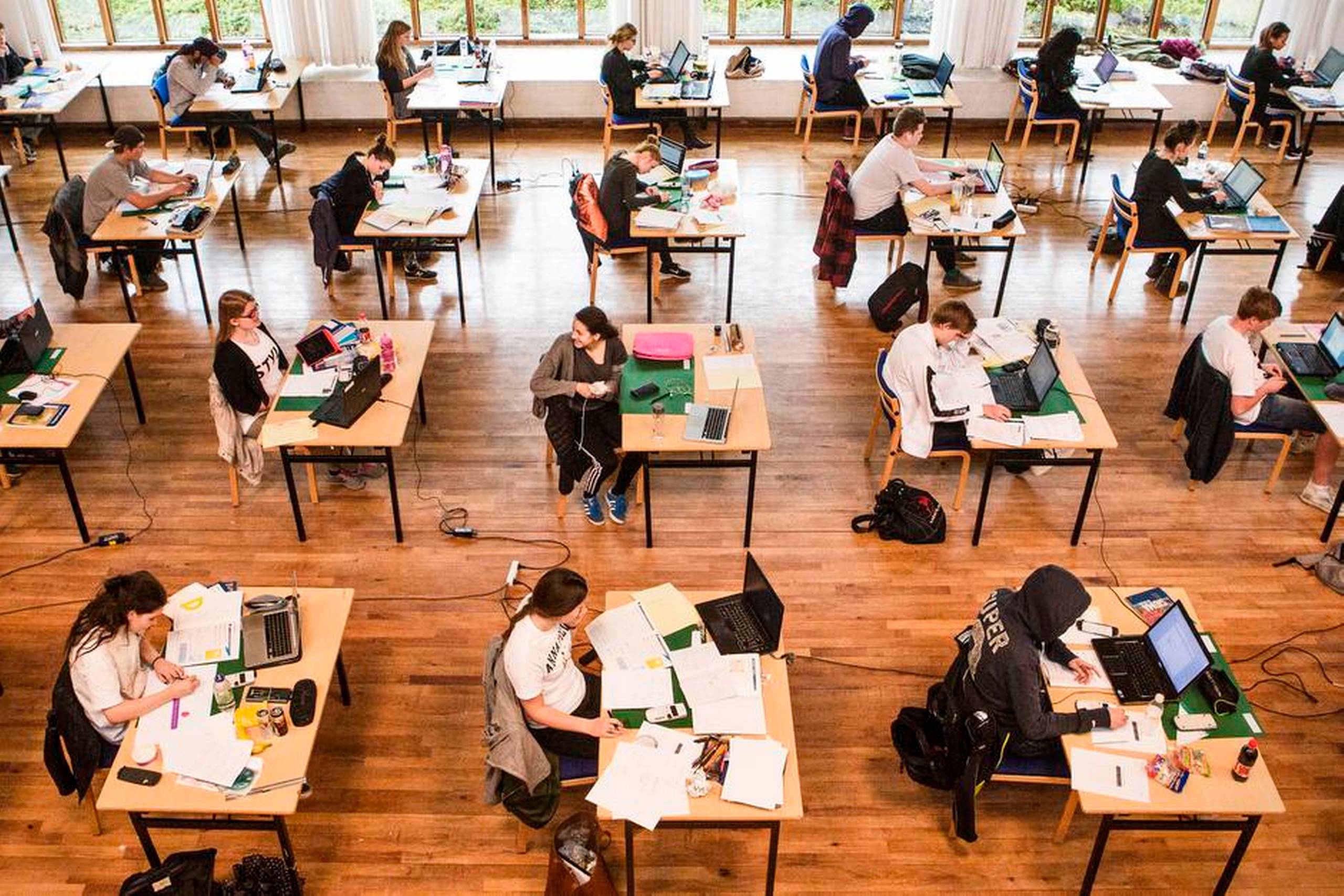 En ny undersøgelse fra Center for Strategisk Uddannelsesforskning på Aarhus Universitet viser, at elever på store skoler klarer sig en smule bedre end elever på små skoler, når det gælder karakterer, overgang til ungdomsuddannelse og beskæftigelse som voksne. Arkivfoto: Polfoto