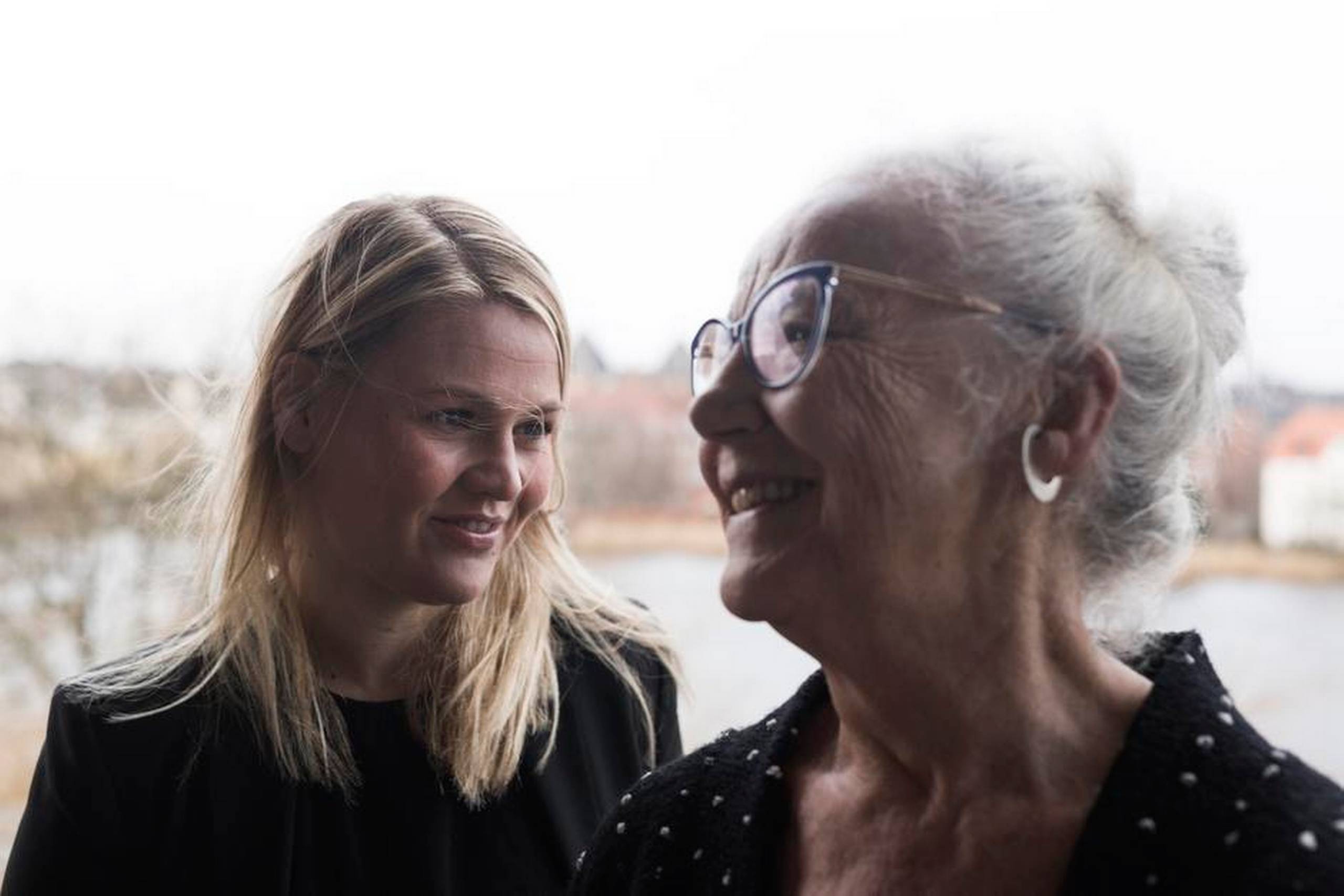 »Sidste år fejrede vi 100-året for kvinders stemmeret. Der er flere end 1.000 danskere, der er over 100 år, og dermed er der altså flere end 1.000 danskere, der er født af en mor uden stemmeret. Kampen kan vindes – og det kan gå hurtigere, end man skulle tro,« siger Jytte Hilden (th.), årgang 1942. »Ja, det er vildt at tænke på, at det ikke er længere siden,« siger Laura Lindahl (tv.), årgang 1983. Foto: Katrine Marie Kragh