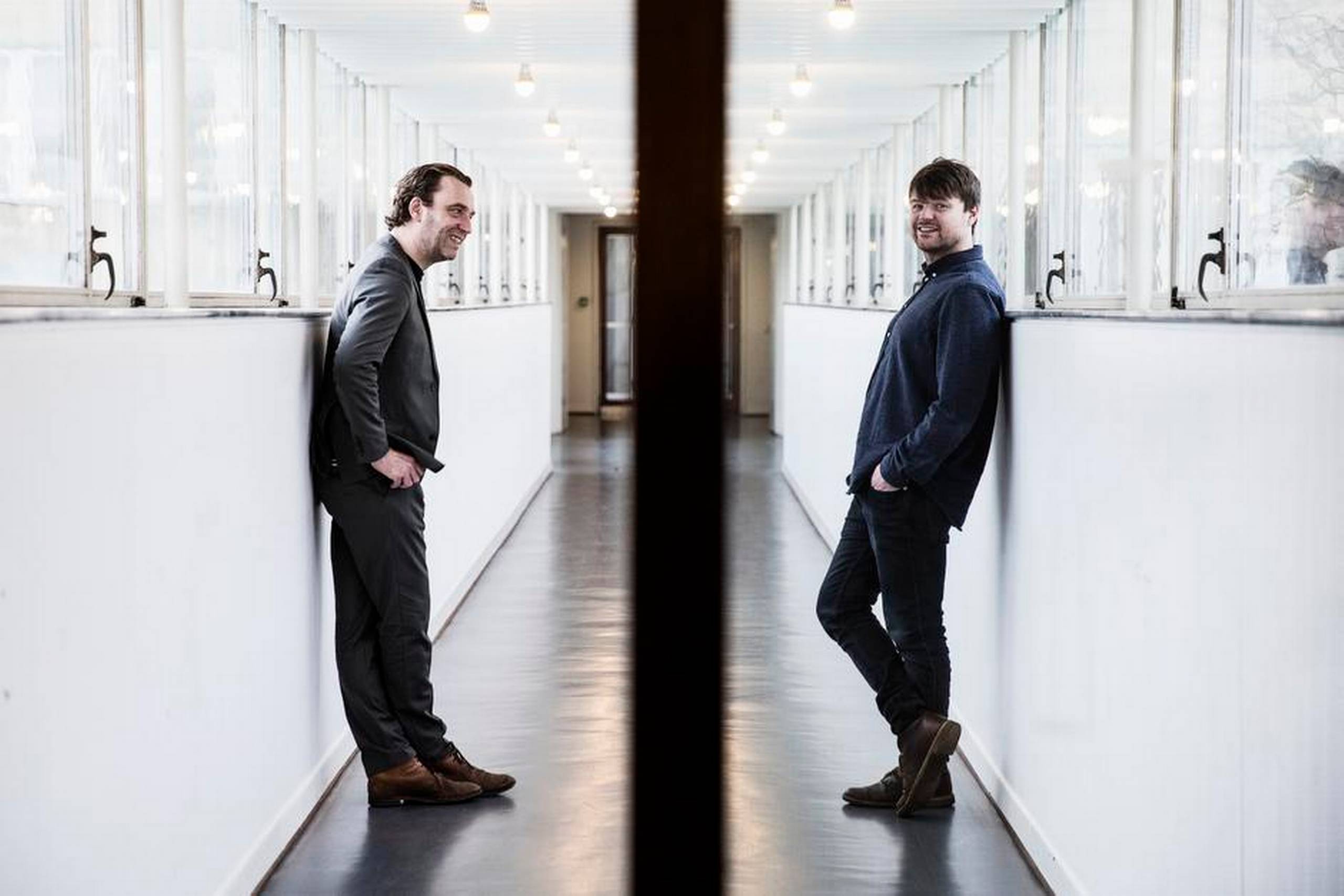 Nikolaj Nørlund (t.v.) arbejdede på indspilningerne til sit nye album, ”Villa”, tæt sammen med Karl Bjerre Skibsted. Han er kreativ producent hos symfoni orkestret Copenhagen Phil. Foto: Niels Hougaard