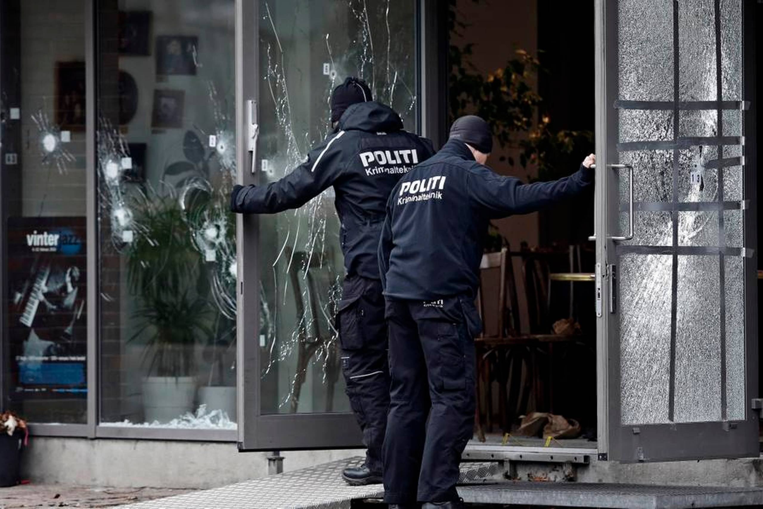 Flere vidner har fortalt, at Omar El-Hussein stod ved venstre side af glasruderne ind til Krudttøndens café. Det vil sige, at drabsmanden har skudt skråt gennem lokalet og dermed stået med ryggen mod den retning, som Finn Nørgaard ifølge helteteorien er kommet fra. Arkivfoto: Jens Dresling/Polfoto