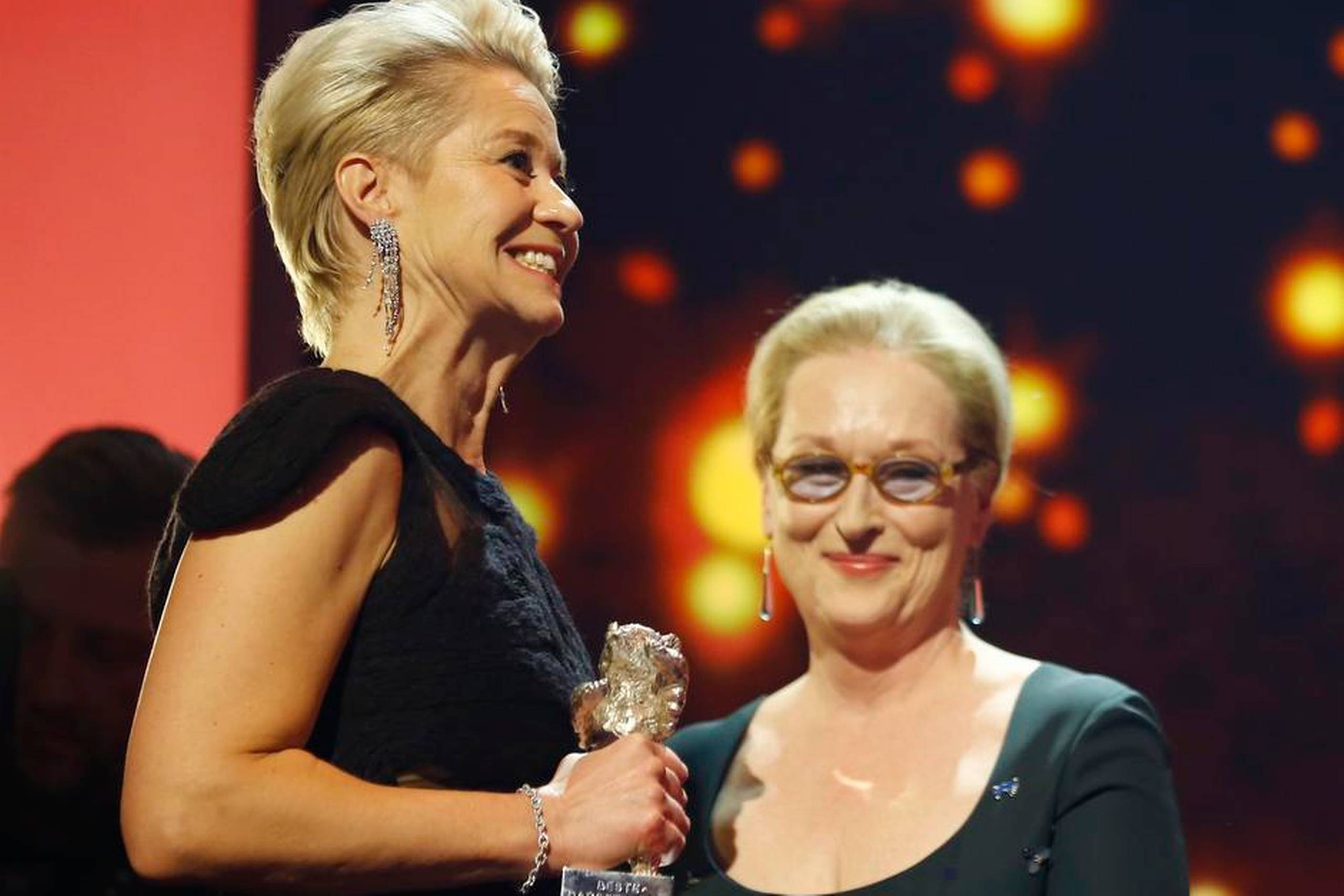 Trine Dyrholm fik overrakt sin sølvbjørn af selveste Meryl Streep, der her ser beundrende på danskeren. Foto: Axel Schmidt/AP