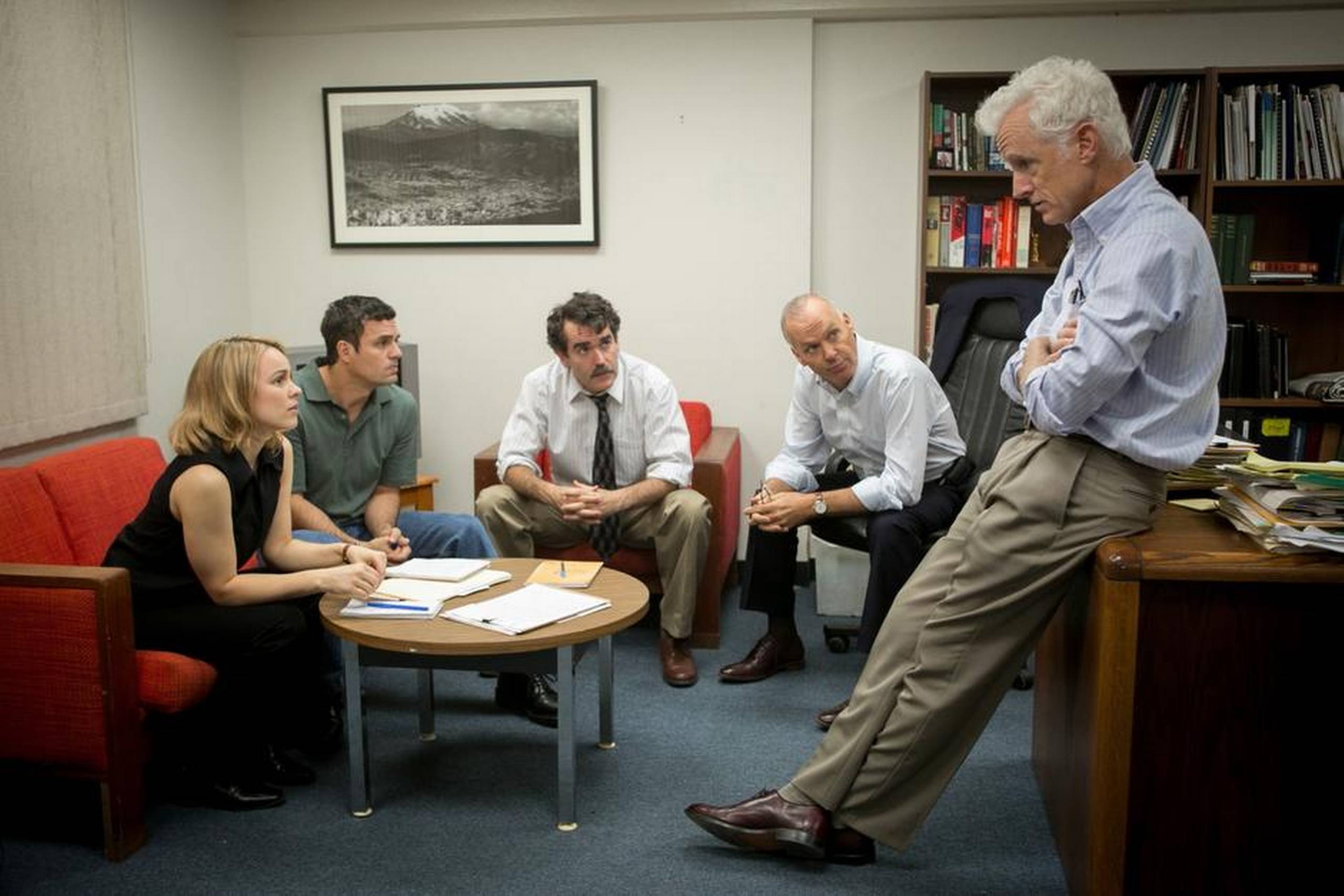 Rachel McAdams, Mark Ruffalo, Brian d’Arcy, Michael Keaton og stående John Slattery i ”Spotlight”, der bygger på en sand historie om The Boston Globe’s optrevling af en pædofiliring. Foto: Kerry Hayes
