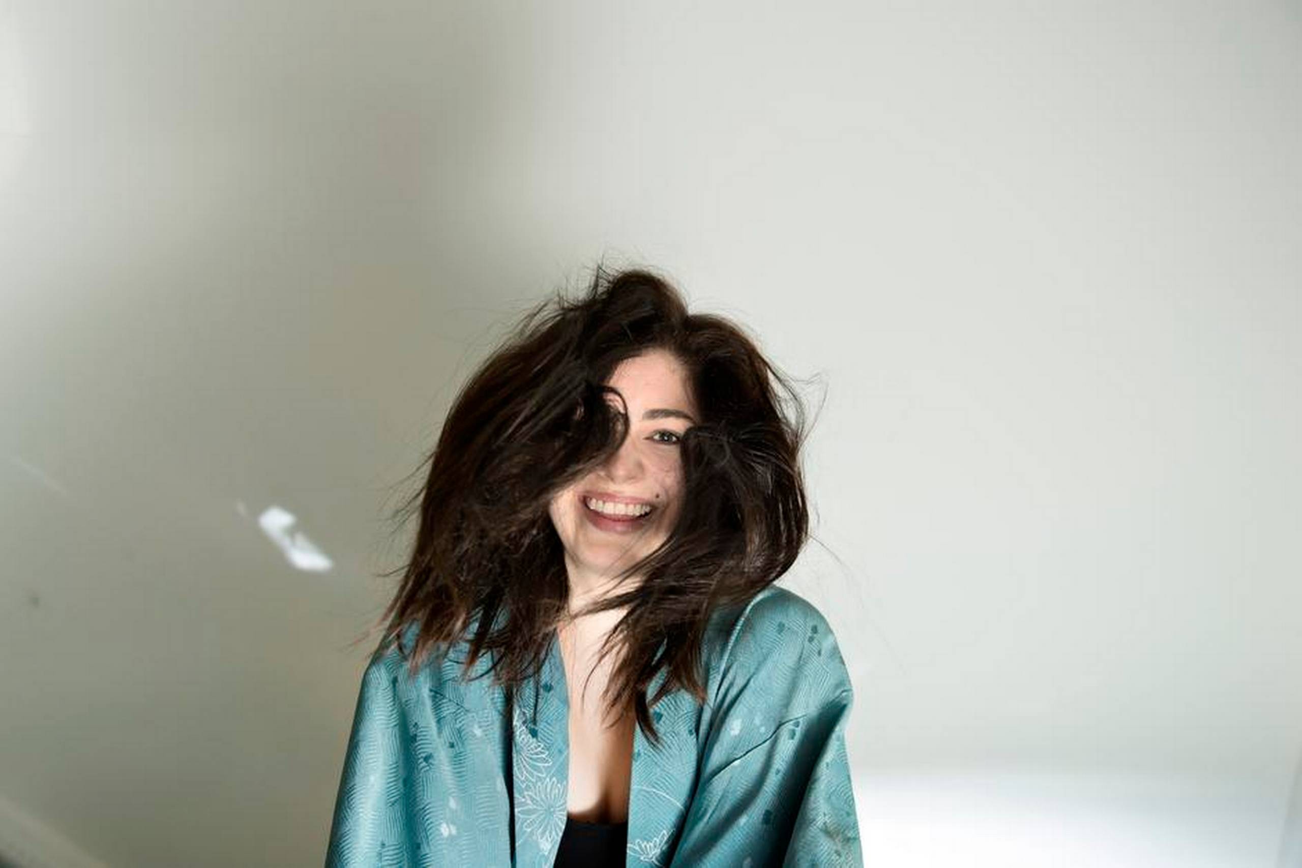 Skuespilleren Natalie Madueño har fået sit store gennembrud som chefjuristen Claudia i DR-dramaserien ”Bedrag”, der kører hver søndag aften. Foto: Lars Krabbe