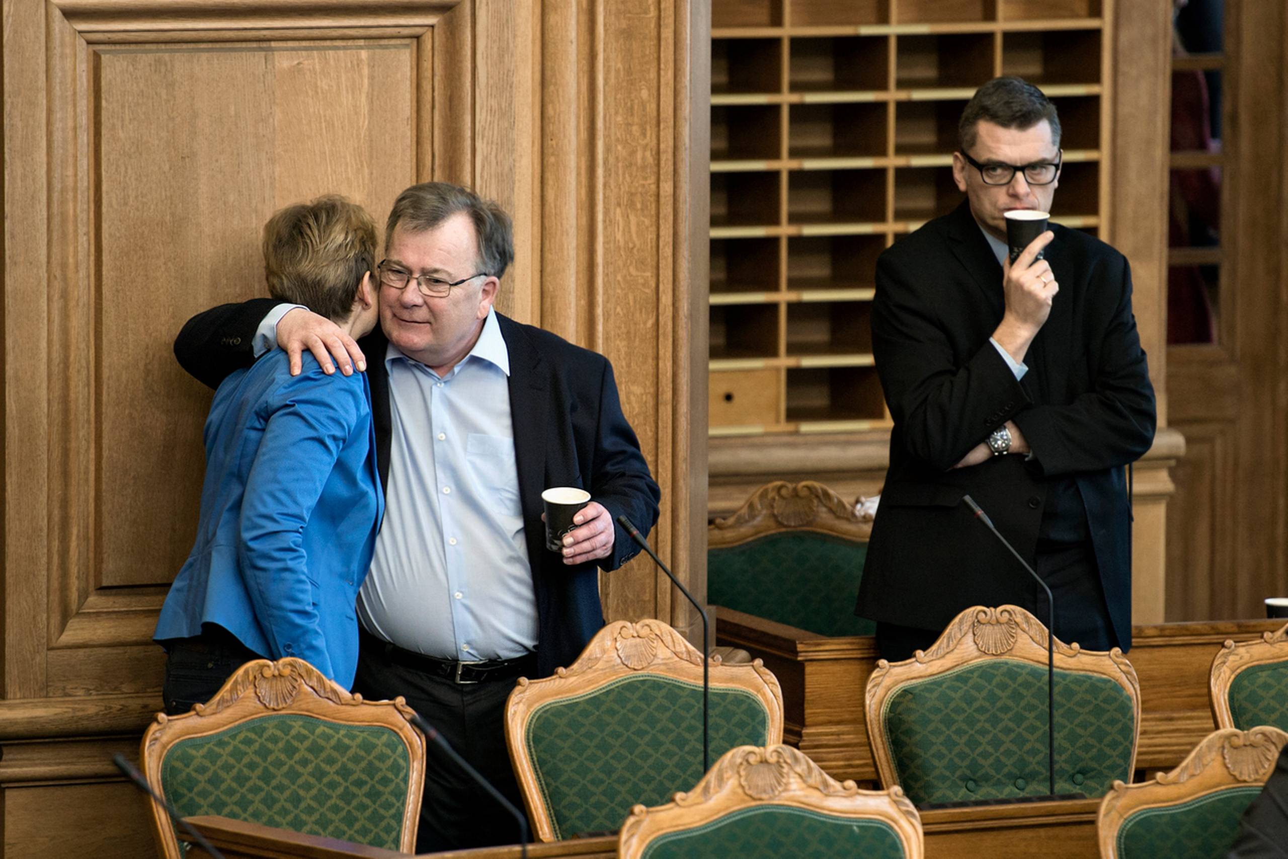 Eva Kjer Hansen får et kram af Claus Hjort Frederiksen under debatten om landbrugspakken.