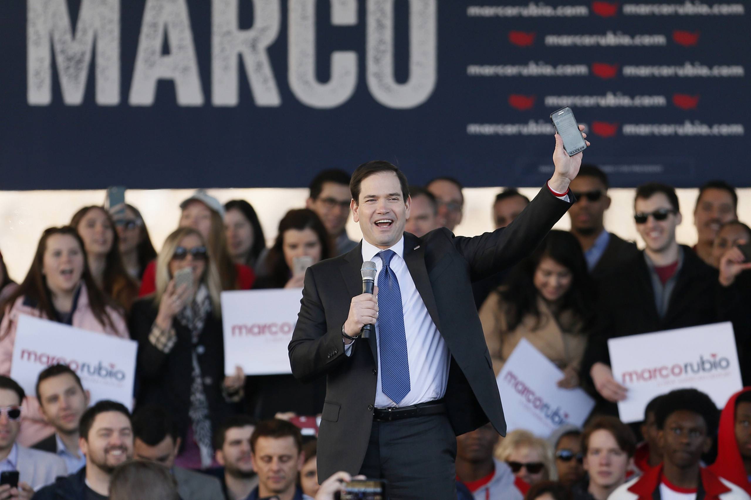 I torsdagens tv-debat gav så Marco Rubio aggressionerne frit løb og kaldte Trump for en hykler og en svindler, der dag efter dag gentager de samme slogans, men ikke har nogen klar politik. Her i 11. time begynder flere rigmænd at røre på sig, men problemet for anti-Trump-fløjen er, at intet hidtil har virket.