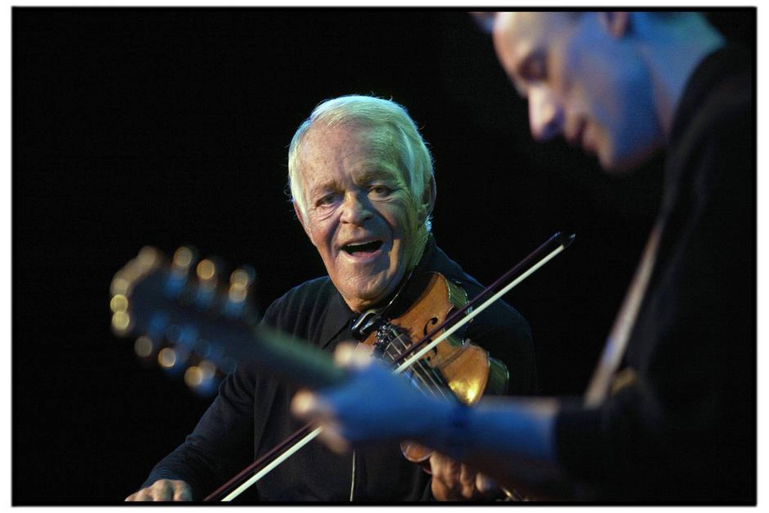 Svend Asmussen i samspil med guitaristen Jacob Fischer, som violinisten arbejdede en del sammen med i den sidste del af sin karriere. Arkivfoto: Morten Langkilde