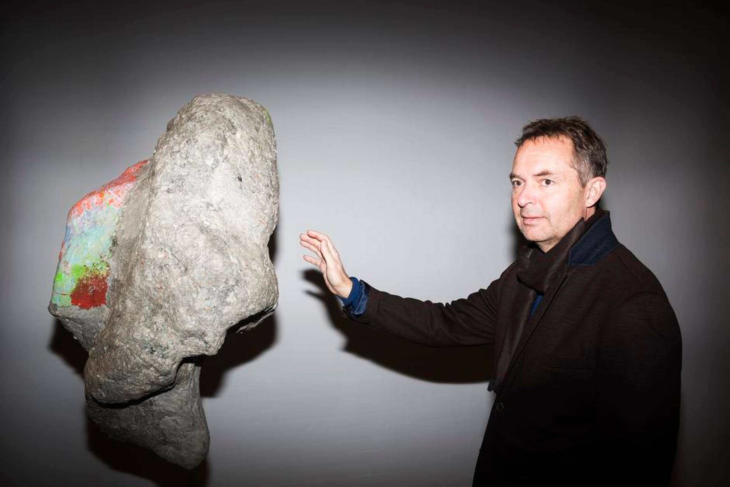 Museumsdirektør Poul Erik Tøjner går tæt på en del af kunstværket ”Parrhesia” af østrigske Franz West. Foto: Katrine Marie Kragh