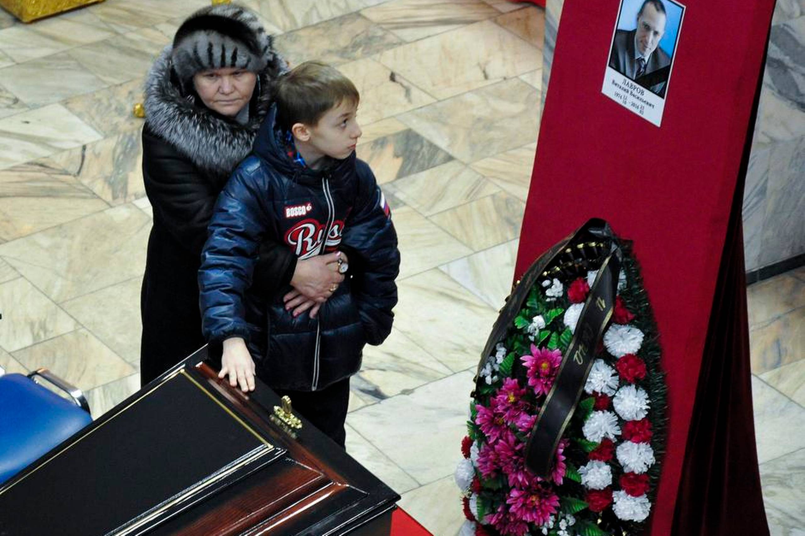 Slægtninge ved minearbejderen Vitalij Lavrovs kiste ved begravelsen i Vorkuta. Han var en af de 36, der omkom ved ulykken i kulminen. Foto: Semen Volodin/AP