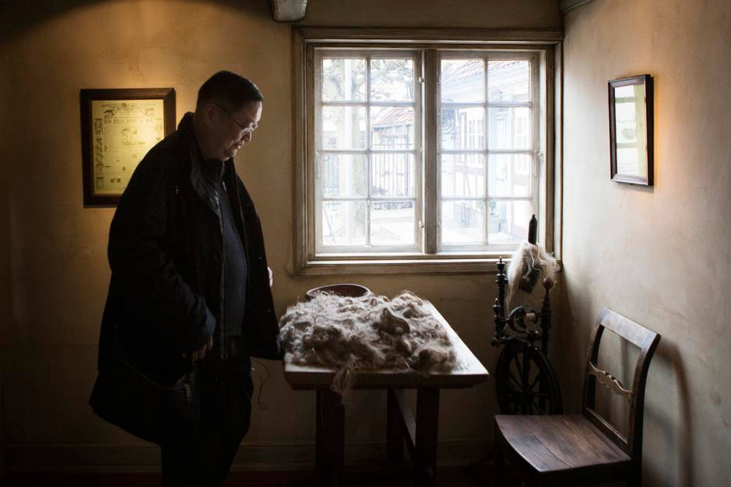 »H.C. Andersen blev en slags talsperson for mine tanker, da jeg var barn,« fortalte manuskriptforfatter Shu Huan om sit forhold til den danske eventyrdigter, hvis barndomshjem, han besøgte i Odense. Foto: Rune Aarestrup Pedersen