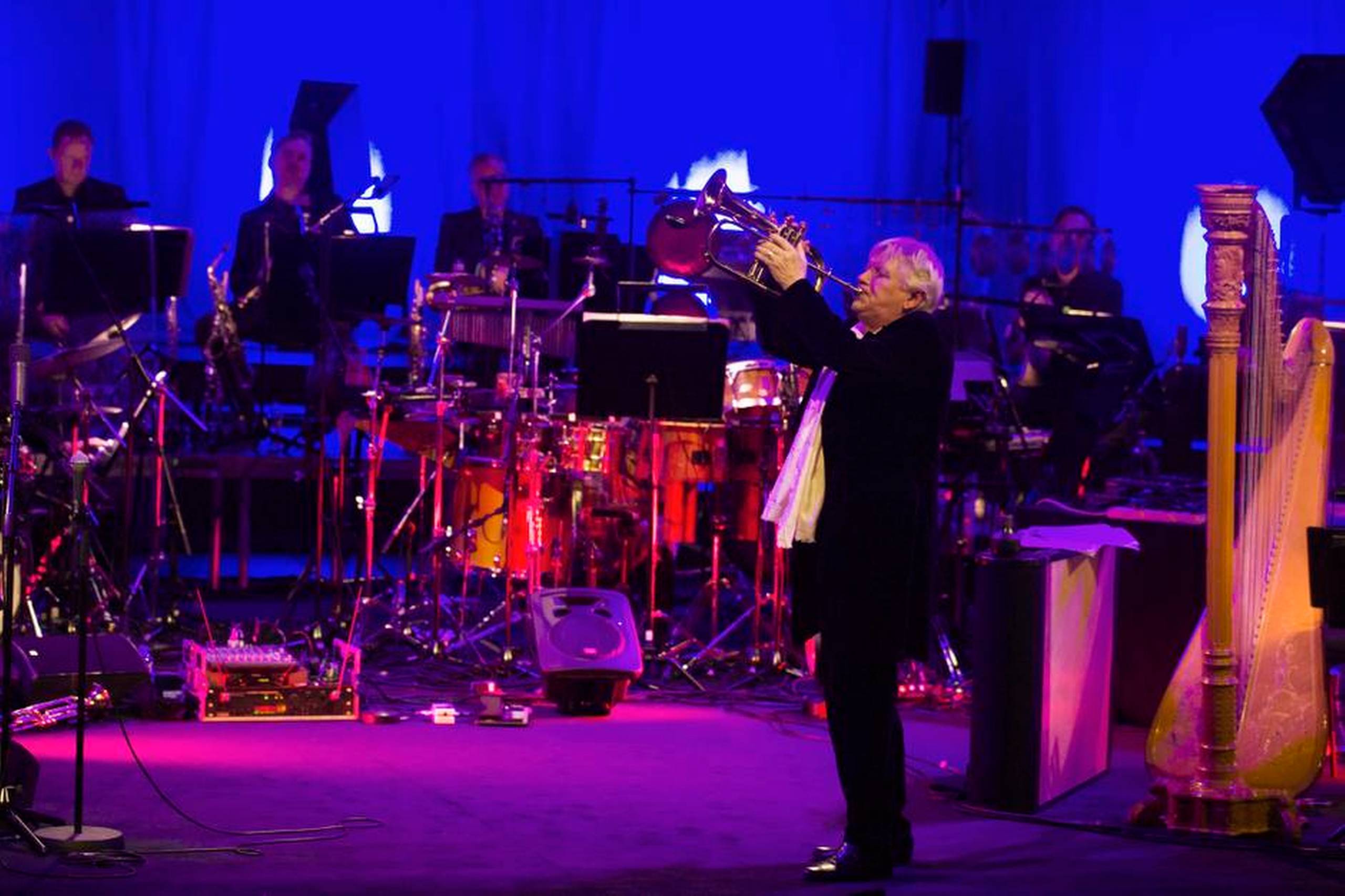 Palle Mikkelborg – trompetist, komponist, arrangør og dirigent – spillede selv soloer i Koncertsalen i DR-Byen. Men han inviterede også flere medlemmer af DR Big Bandet og gæstemusikerne ind i spotlyset. Foto: Mathias Svold Maagaard