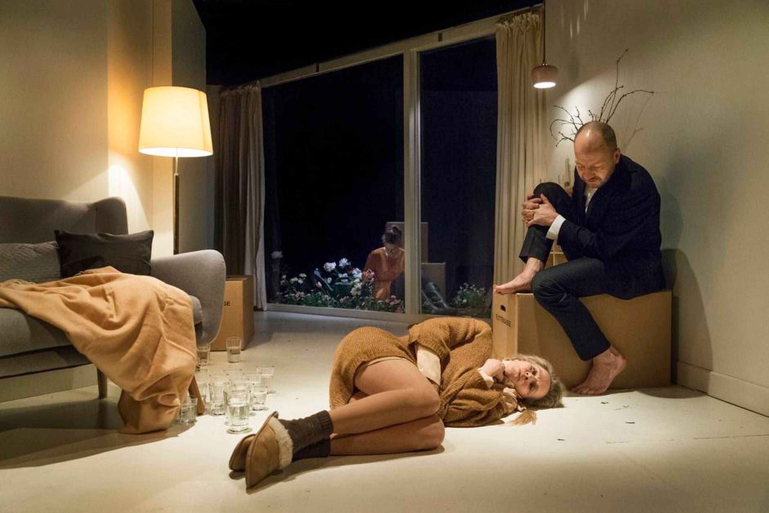 Benedikte Hansen og Benjamin Boe Rasmussen i Teater Får 302’s intense sorg-drama. Foto: Miklos Szabo