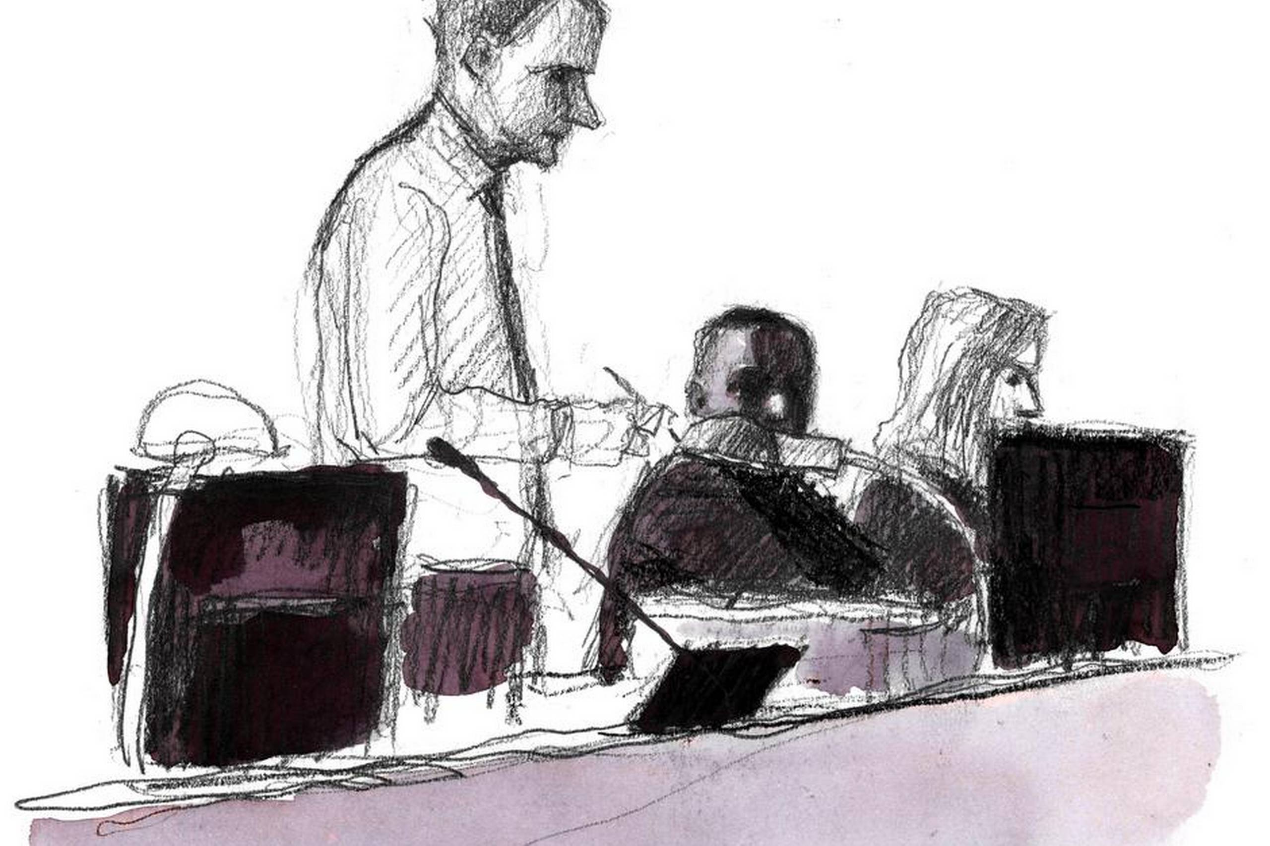 Den 20-årige LE (siddende i midten af tegningen) kunne ikke huske meget, da han fredag blev afhørt.  Tegning: Rasmus Sand Høyer 