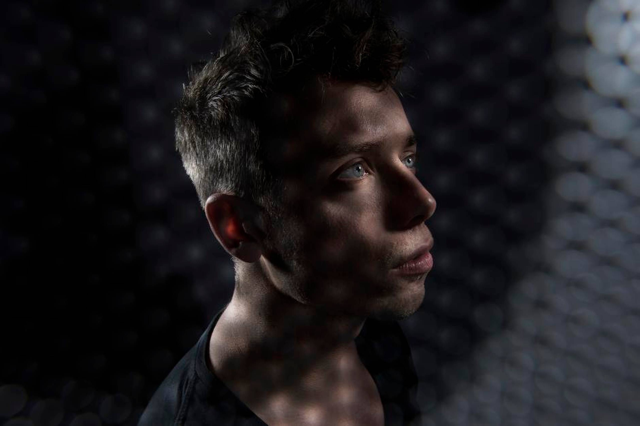 Mads Langer.  Sanger, sangskriver og en flink fyr, der har fundet sin skygge. Foto: Casper Dalhoff