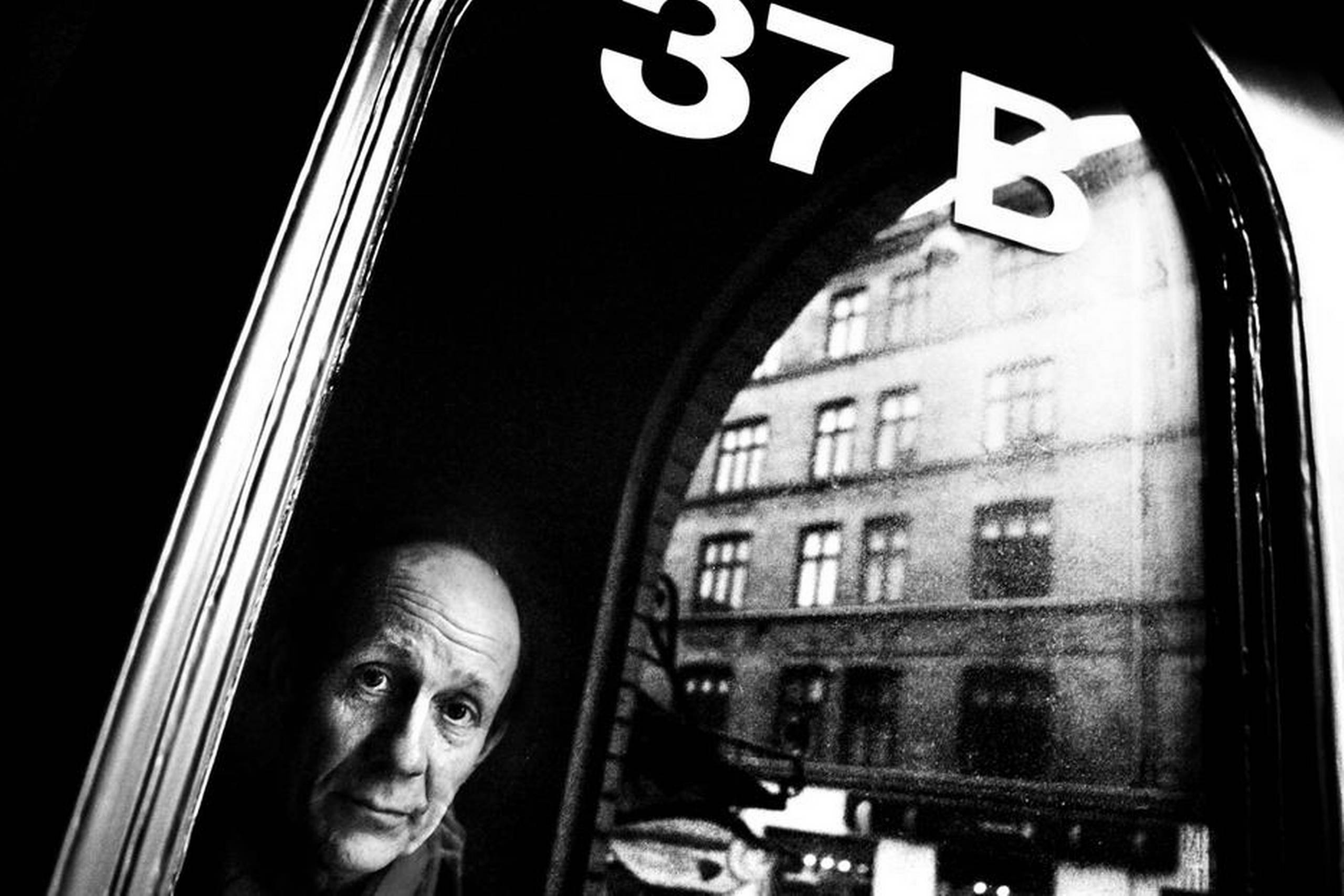 Krass Clement deler i dag sin tilværelse mellem en lejlighed på Frederiksberg og et hus i Virum. Når ikke han er ude at rejse. Foto: Sofia Wraber