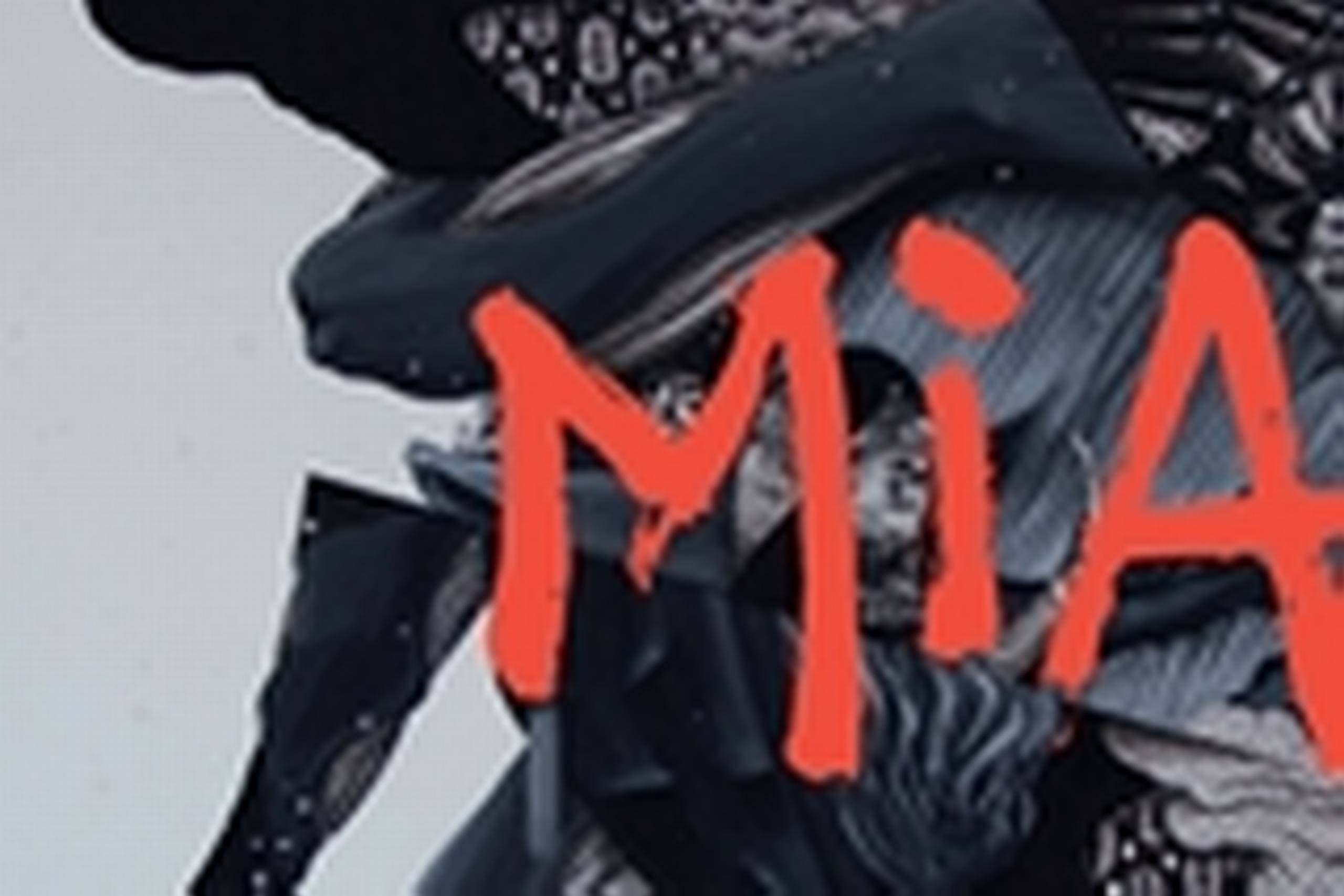 Malene Ravns debut, ”Det eneste rigtige”, var et thrillerlignende kammerspil for tre. Også ”Mia” er en art thriller, men mere voldsom og mere kuldslået. Ravn er cand. mag. i dansk, sprogpsykologi og retorik og har arbejdet med tv i 10 år. Igen kondenseres alle erfaringerne i hendes forfatterskab, der denne gang mest af alt ligner en dybdepsykologisk, socialrealistisk novellefilm.