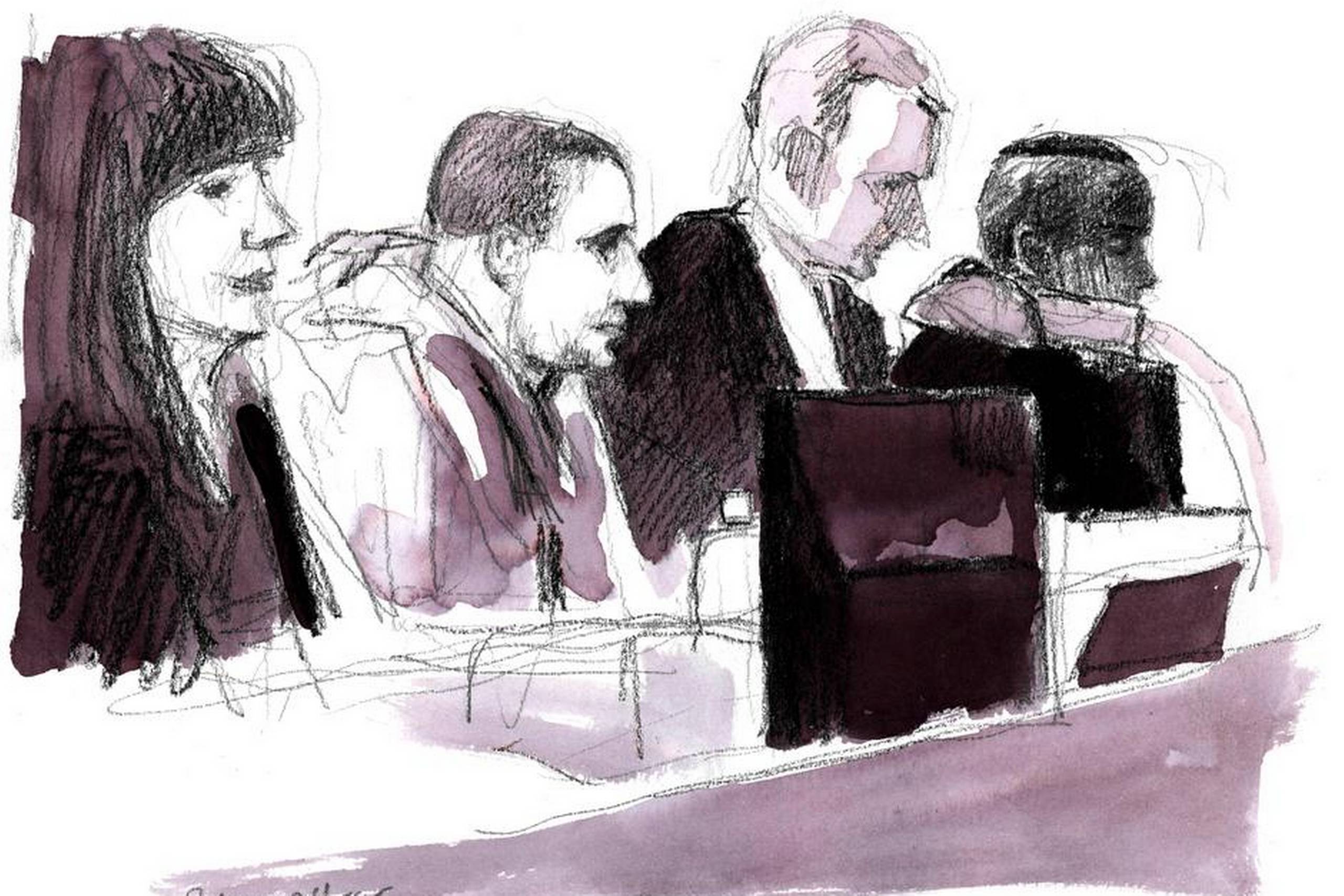 Det var den 20-årige LE (t.h.), der mandag blev afhørt for anden og sidste dag. Men når LE »ikke kunne huske«, hvad der var sket, brød den 22-årige IA (nummer to fra venstre) flere gange ind og forsøgte at fodre LE med svar på anklagerens spørgsmål. Det førte næsten til tumult i retssalen, da IA truede betjentene, der ville flytte ham længere væk fra sin 20-årige ven.