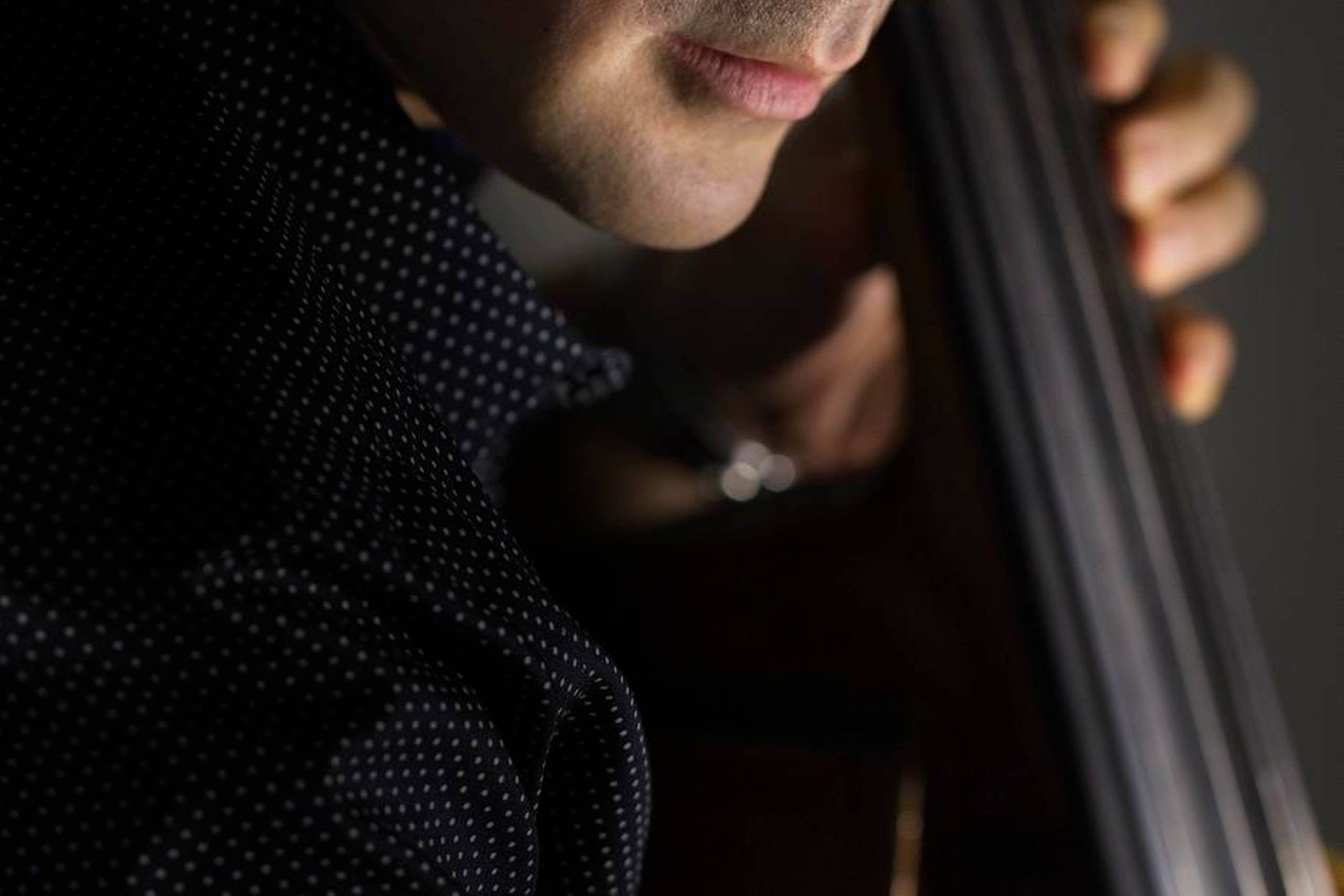 Jazzbassisten Chris Minh Doky fortæller i ”Nærvær” om stridig hederne med sin bror, om livet som feteret stjerne i udlandet og om at vende hjem til Danmark. Han er fraskilt far til to børn og nyforelsket, som han skriver. Foto: Mathias Svold Maagaard