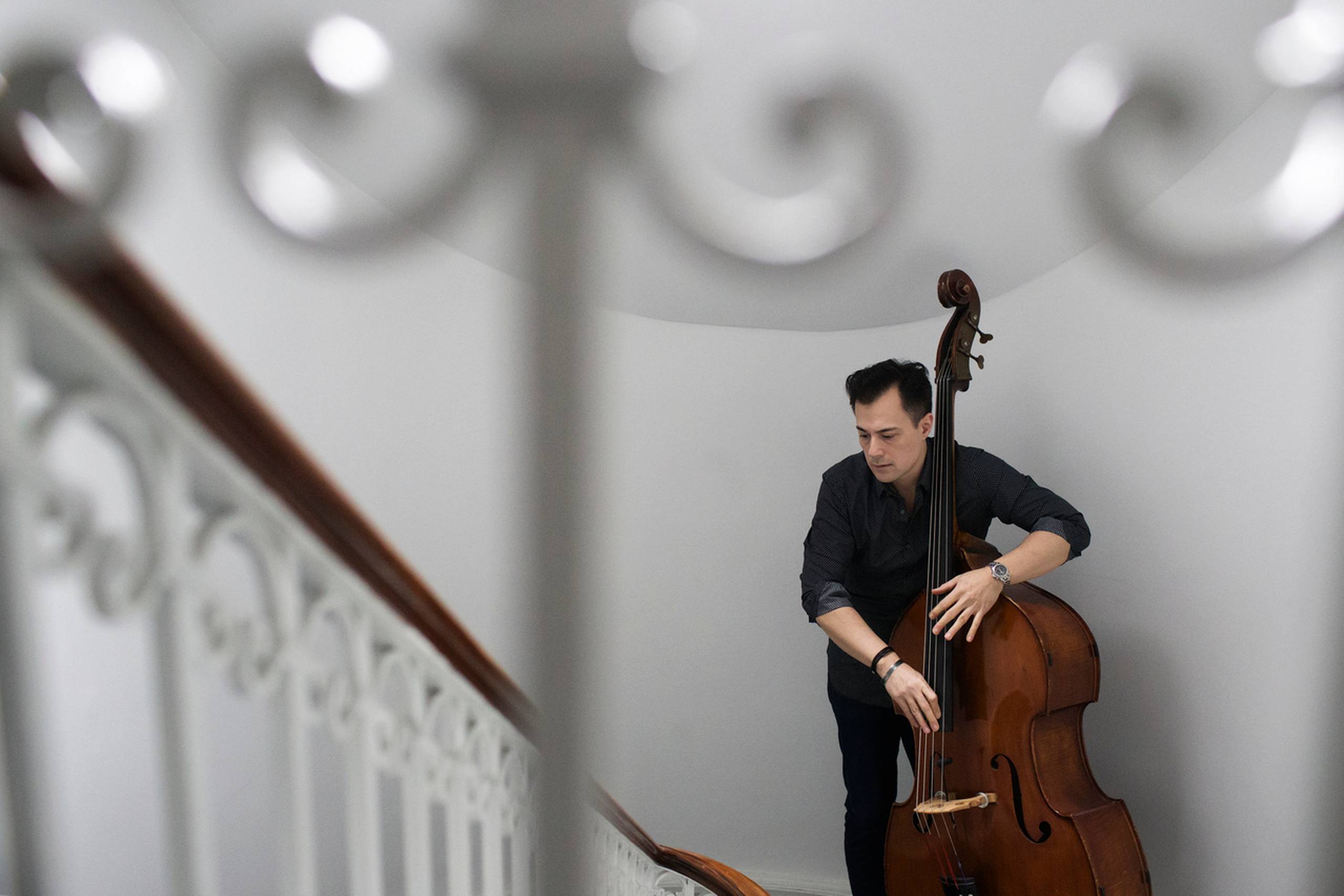 Den danske jazzbassist Chris Minh Doky går i sin bog ”Nærvær”, som udkommer onsdag, bl.a. tæt på sit problematiske forhold til sin storebror, Niels Lan Doky. Storebroderen er jazzpianist og driver spillestedet The Standard i København.