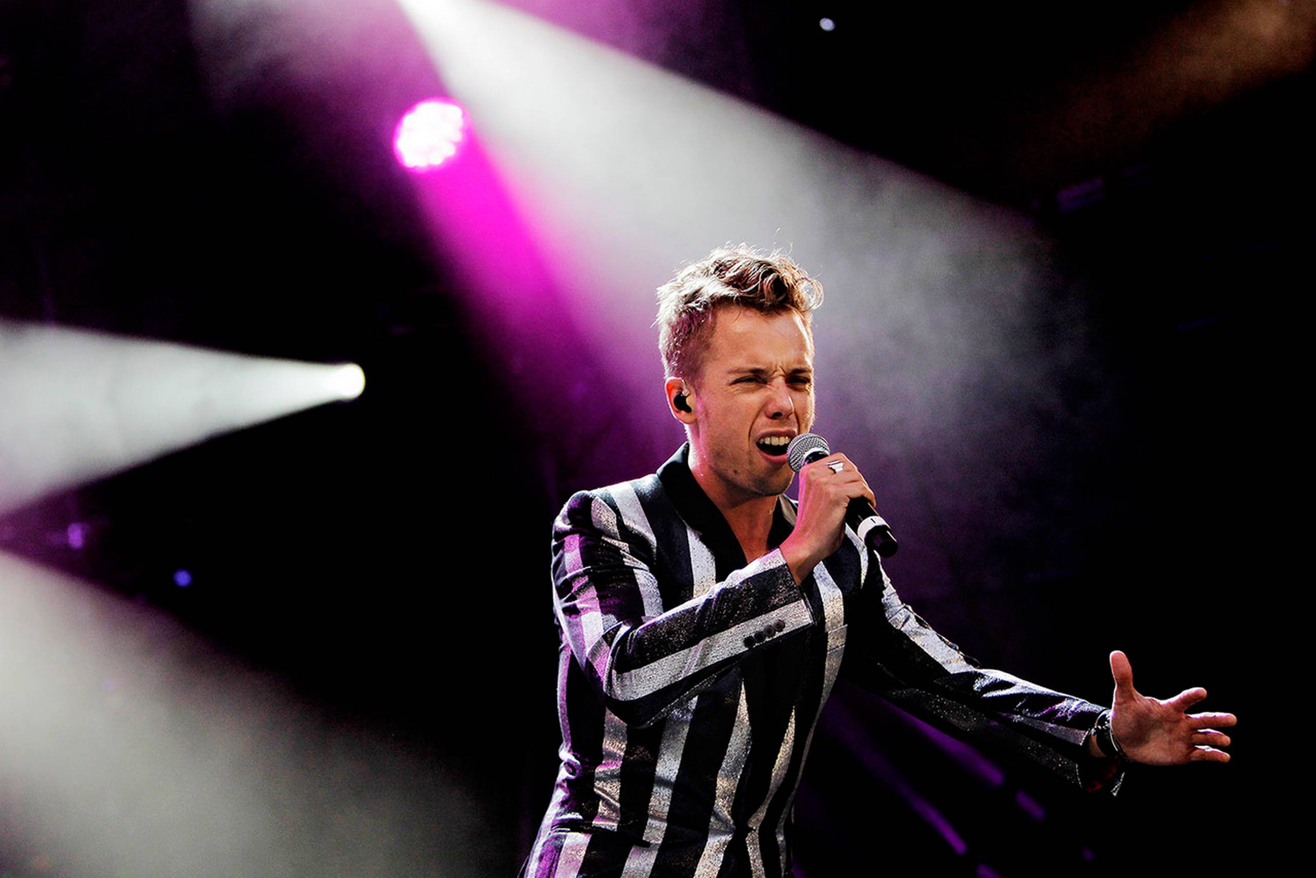 Historien, som han fortæller med sine sange, flugter dog ikke med, hvad han forsøger at sælge på facaden. Det, man helt grundlæggende får, er en gennemproduceret, strømlinet popplade, hvor Mads Langer præsenterer numre, som han håber kan give ham et stort hit. 