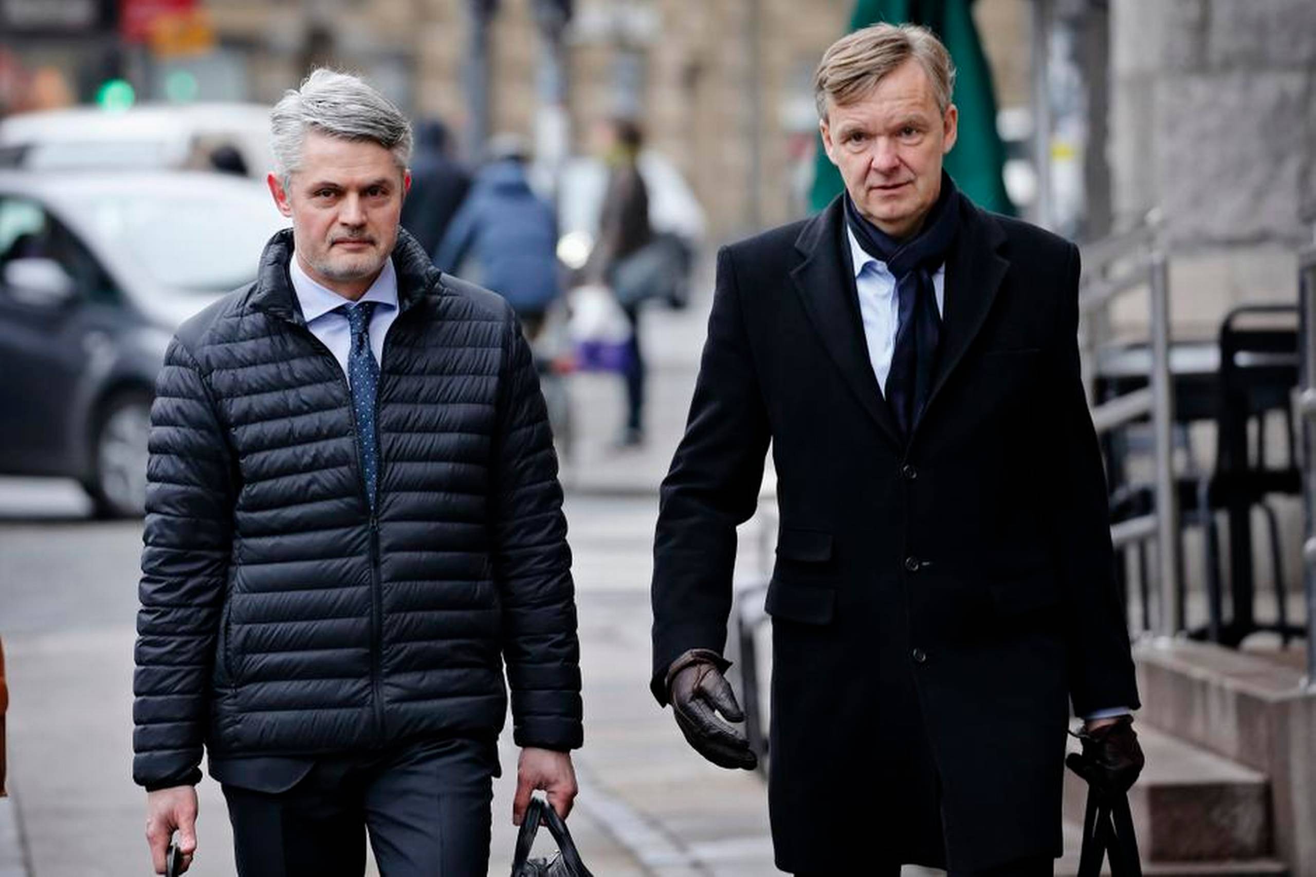 Ekstra Bladet chefredaktør Poul Madsen - her flankeret af sin advokat Carlo Siebert - vidnede torsdag i Københavns Byret i sag, hvor to tidligere gidsler, Eddy Lopez, og Søren Lyngbjørn har sagsøgt avisen. De to søfolk føler sig krænket af avisens kampagne for at få dem fri.