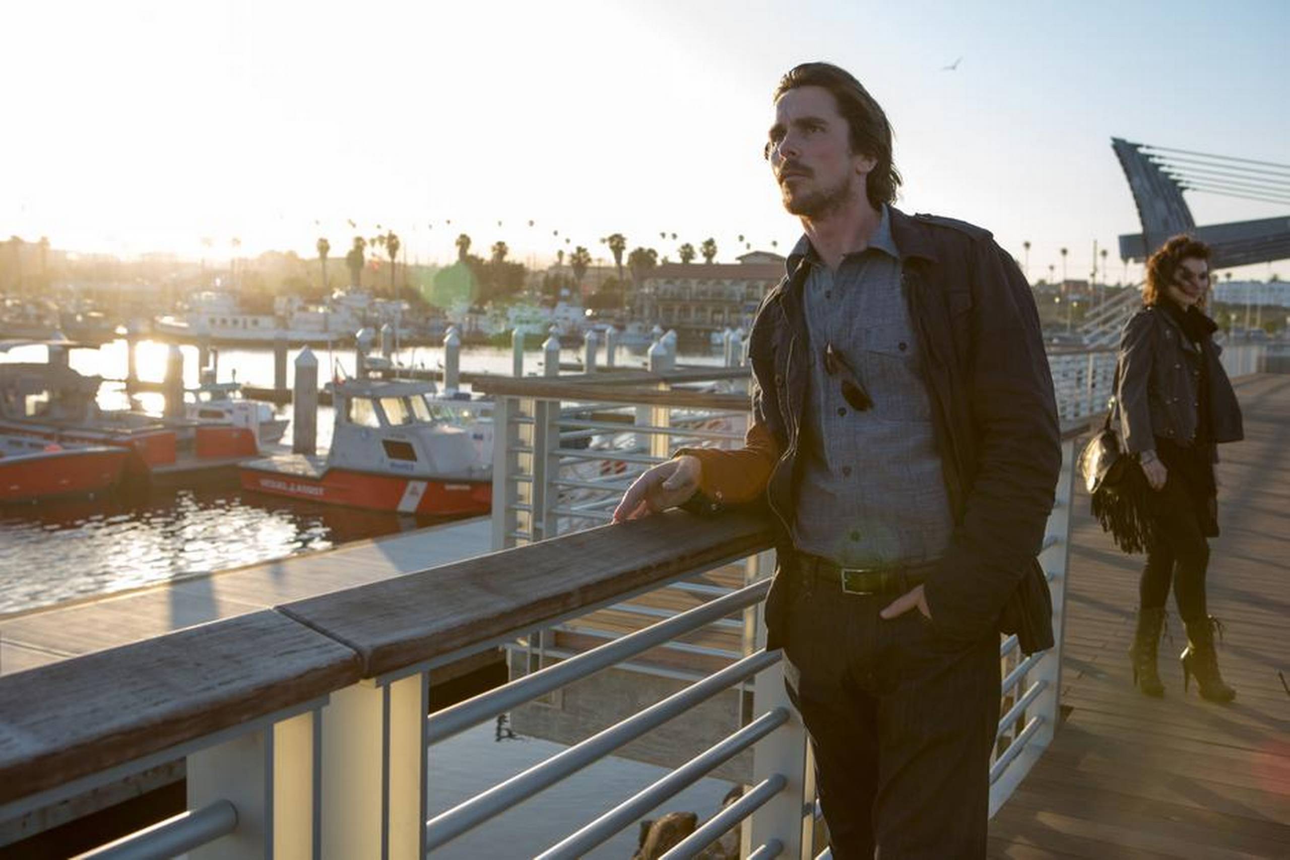 Christian Bale spiller i filmen ”Knight Of Cups” manuskriptforfatteren Rick, der er havnet i en mental blindgyde. Han aner ikke, hvad han skal stille op med livet, så han deltager tranceagtigt i over dådige fester og knalder lækre damer, hvilket blot forstærker længslen efter reel kærlighed og intimitet. Foto: Melinda Sue Gordon/AP