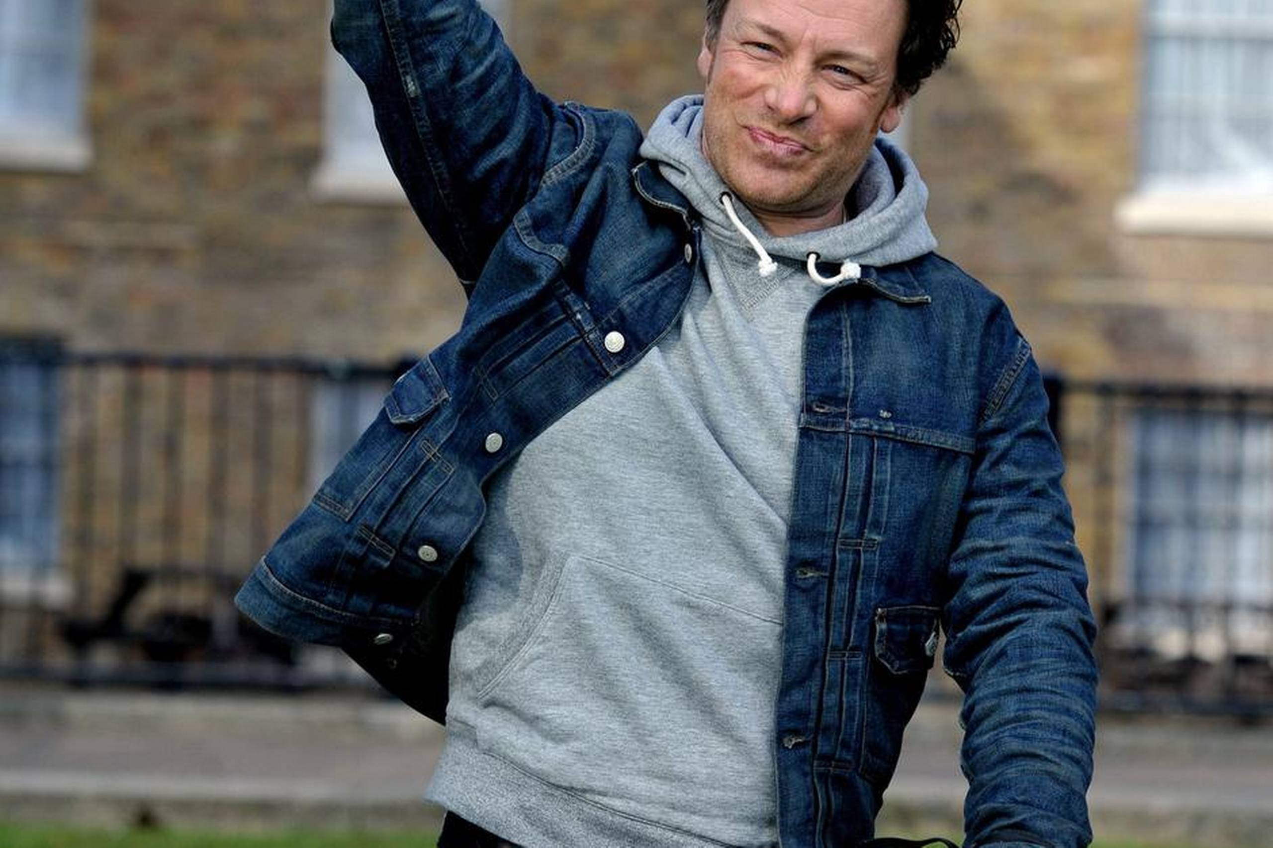 Jamie Oliver foran Westminster, hvor han proklamerede sejren i kampen for sukkerafgiften. Foto: Nick Ansell/AP  