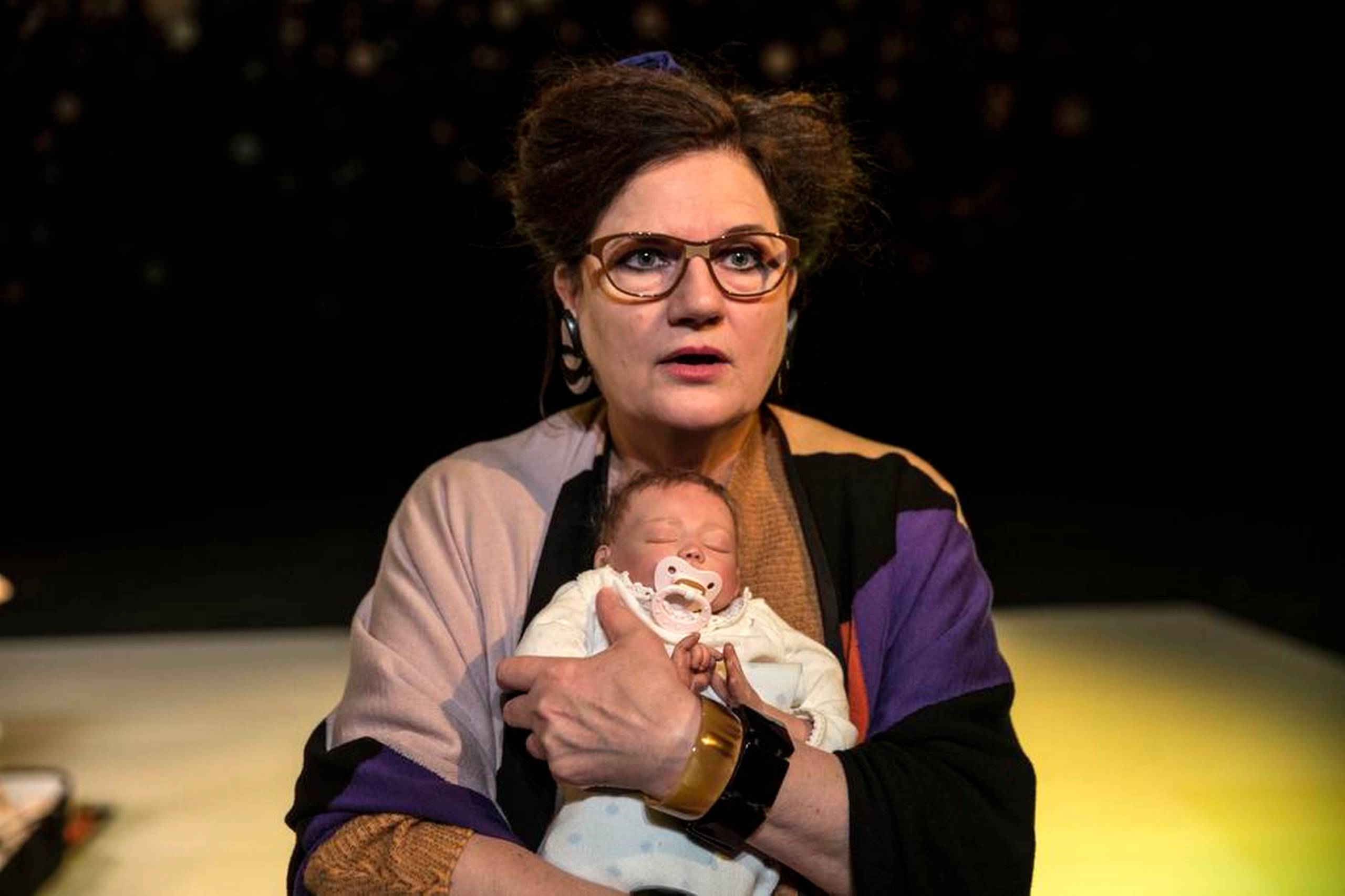 Tina Gylling Mortensen er et komisk kraftværk som den meget talende og dominerende svigermor i Det Kgl. Teaters skønne nye komedie ”Barsel stuen 2:0”. Foto: Marc Fluri