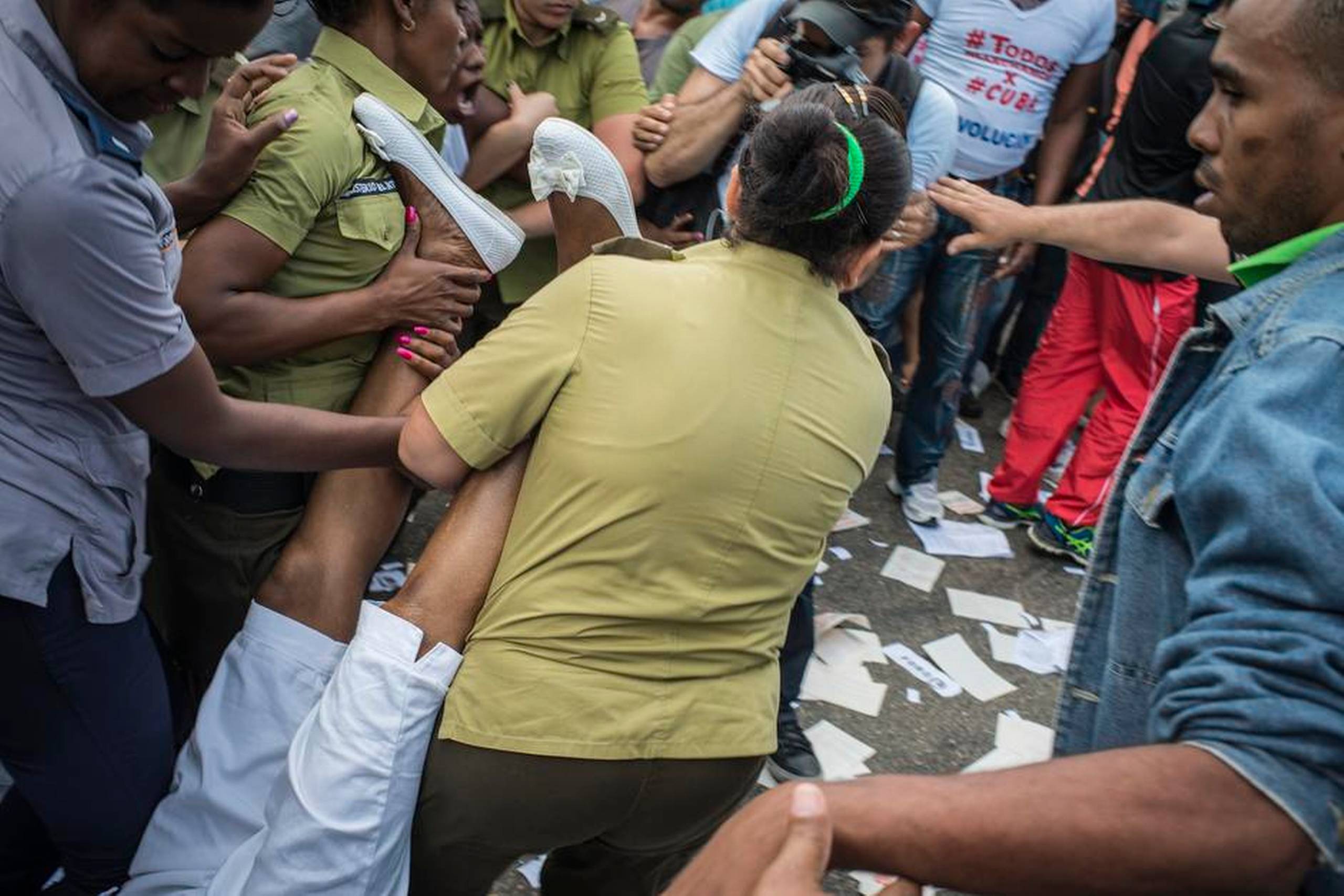 Kvinderne fra bevægelsen Damas de Blanco, som kræver deres mænd og brødre frigivet, blev anholdt med hård hånd, da de demonstrerede igen i søndags. Foto: Anne Hollande