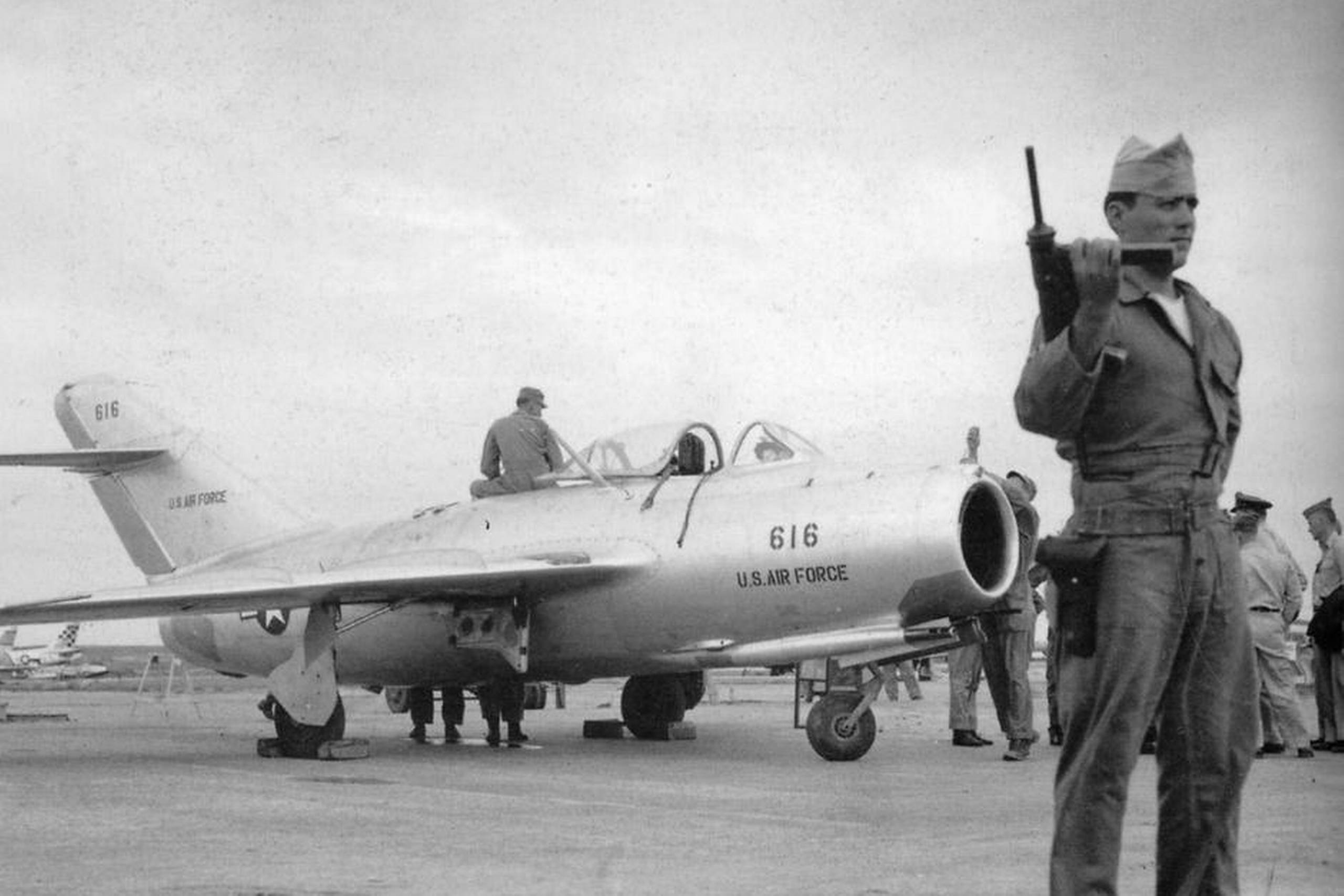 Nos MiG blev transporteret til Okinawa, hvor den blev malet over og i al hemelighed testet i luften i efteråret 1953. Foto fra bogen