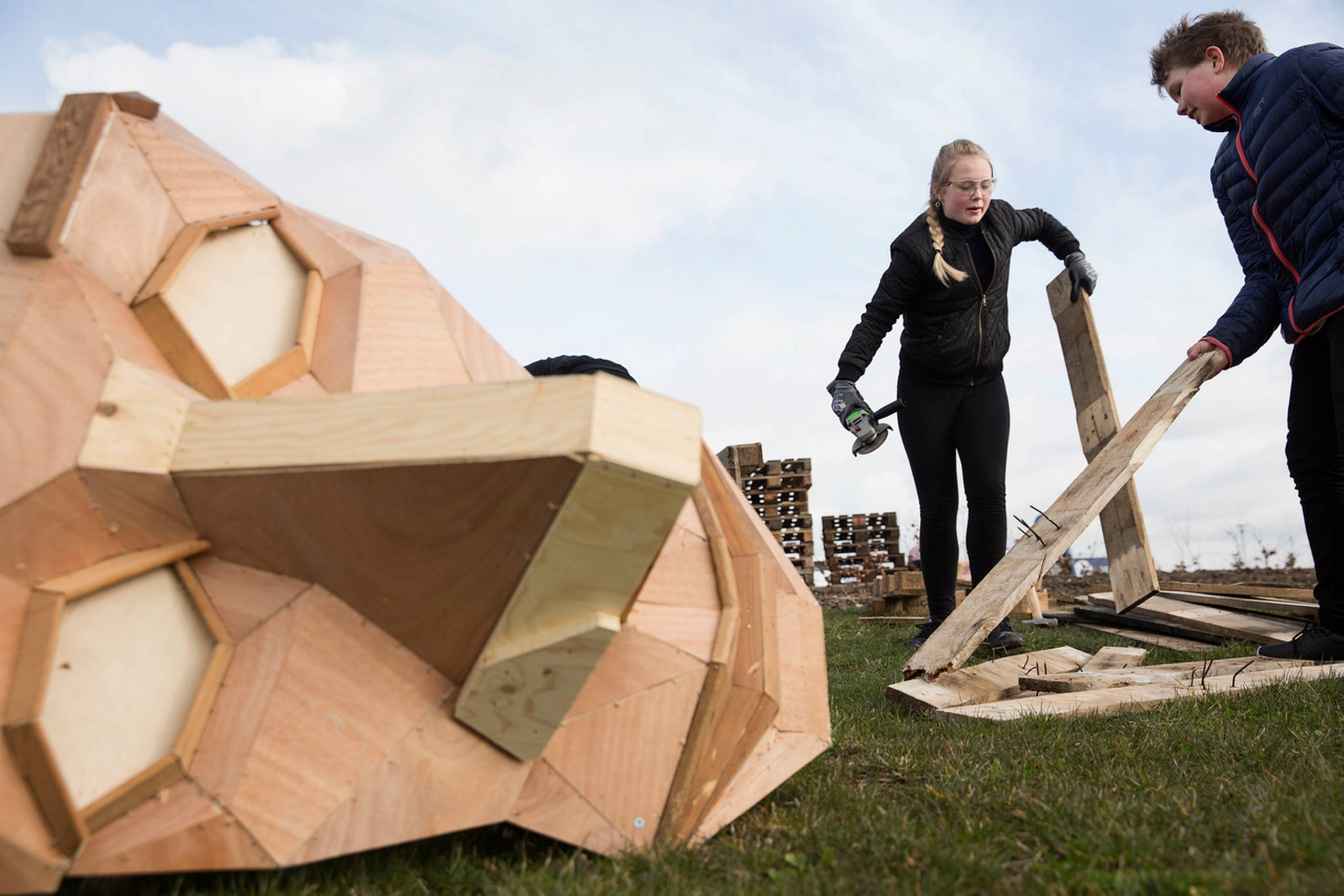 Træmanden Simon Selvgjort led en trist skæbne under stormen Gorms hærgen tilbage i november. Tirsdag blev der pustet nyt liv i ham.