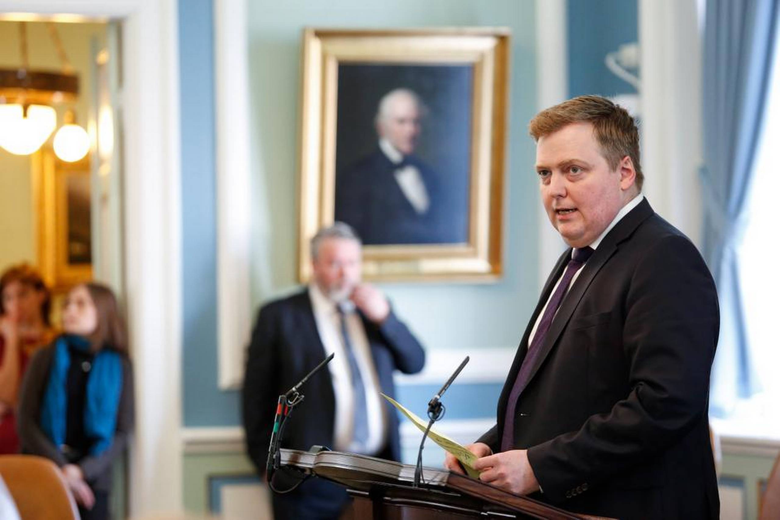 Islands statsminister, Sigmundur Davíð Gunnlaugsson, måtte tirsdag gå af efter afsløringer af, at han og hustruen anbragte penge i et skattely. Foto: Brynjar Gunnarsson/AP