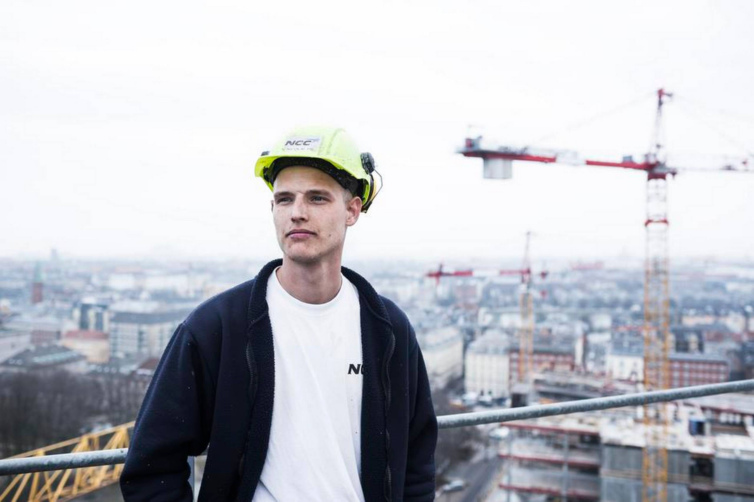 Den 23-årige Nicolai Pil blev i 2014 dømt for vold med slag våben, da han under et værtshusslagsmål slog en person med en paraply. Han afsonede 40 timers samfundstjeneste på et plejehjem og valgte undervejs at modtage vredesterapi. Han arbejder i dag som jord- og betonarbejder. Foto: Katrine Marie Kragh