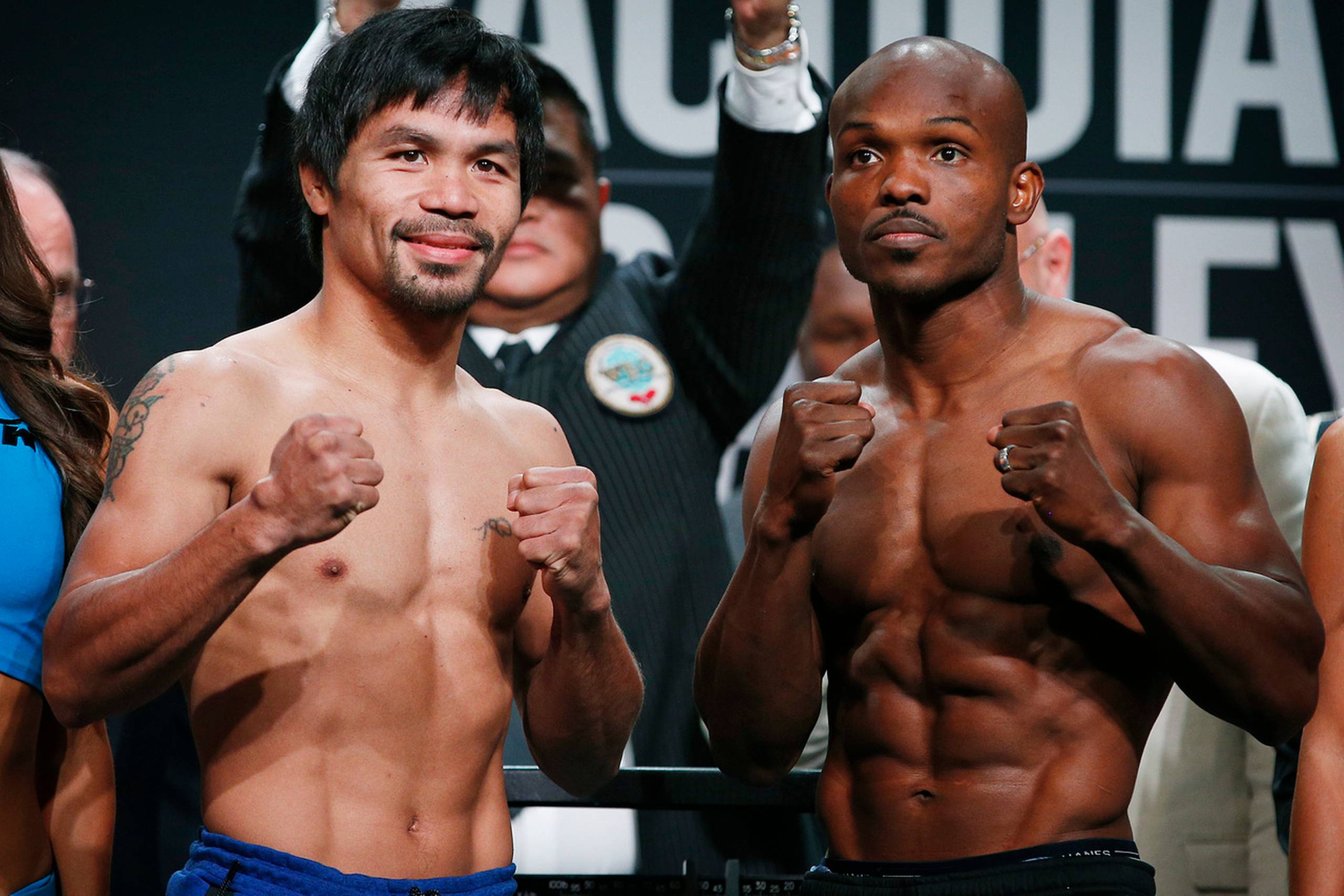 Manny Pacquiao og Timothy Bradley ved indvejningen forud for lørdagens boksebrag i Las Vegas.