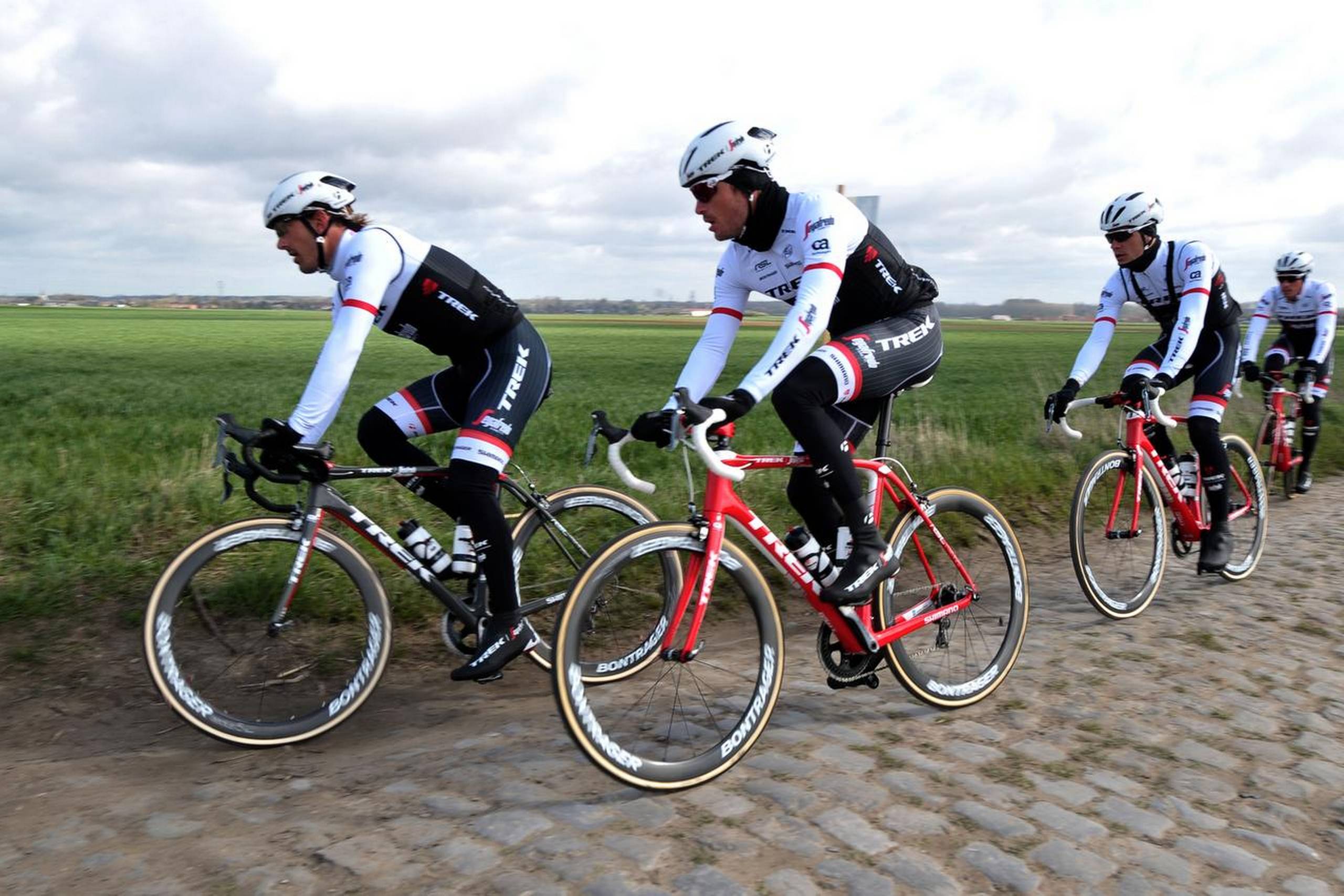 Fabian Cancellara (t.v.) har brosten i nabolaget, hvor han bor, man han kører aldrig på dem, hvis han kan undgå det. Men i Paris-Roubaix kan Cancellara ikke slippe. Her fører han Trek-mandskabet an under træningen op til søndagens løb. Foto: Michel Spingler/AP