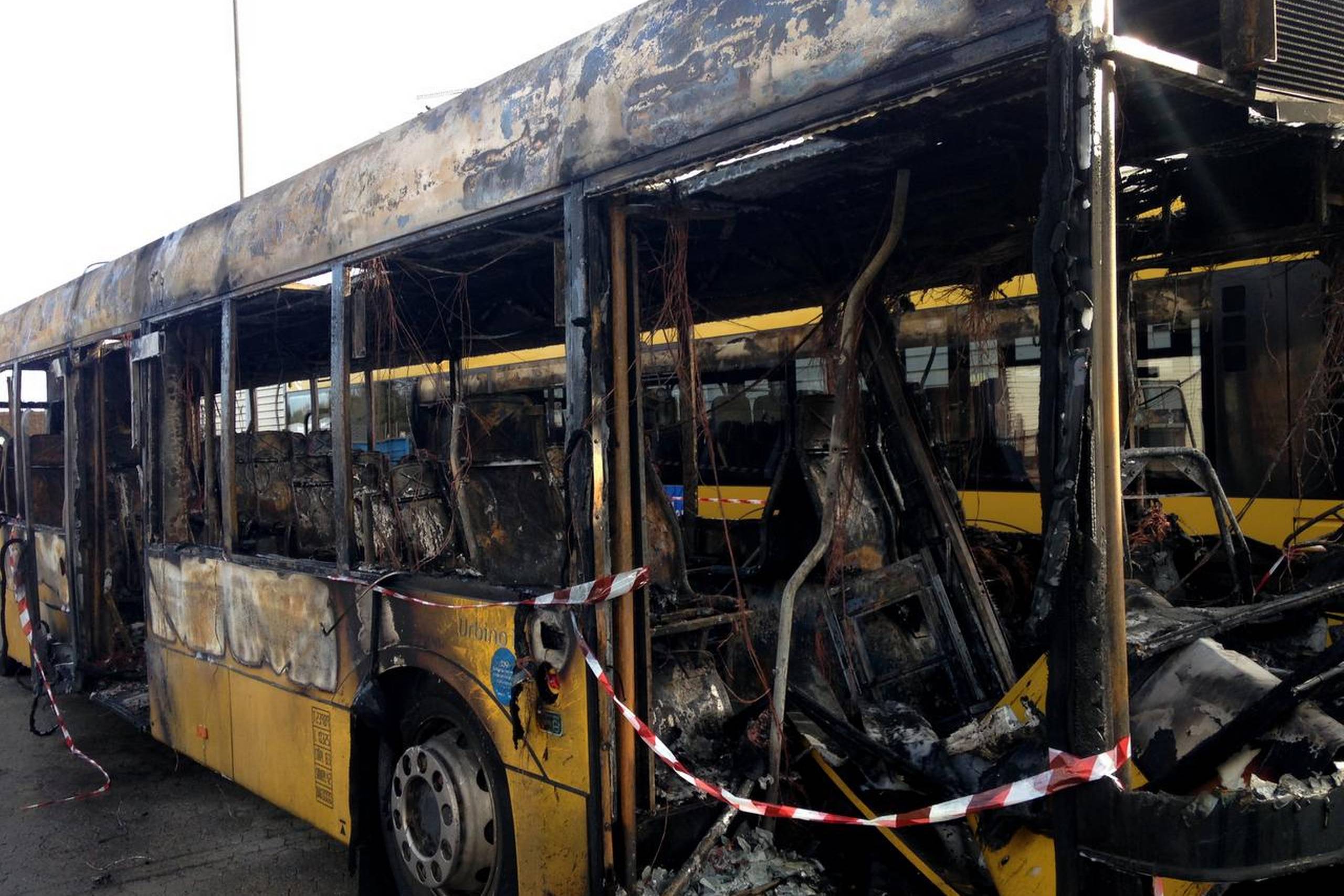 Branden opstod i motoren bagest i bussen. Til alt held var der ingen passagerer med, og chaufføren nåede ud i tide og tilkaldte hjælp. Men bussen var overtændt og stod ikke til at redde. Foto: Aarhus Sporveje