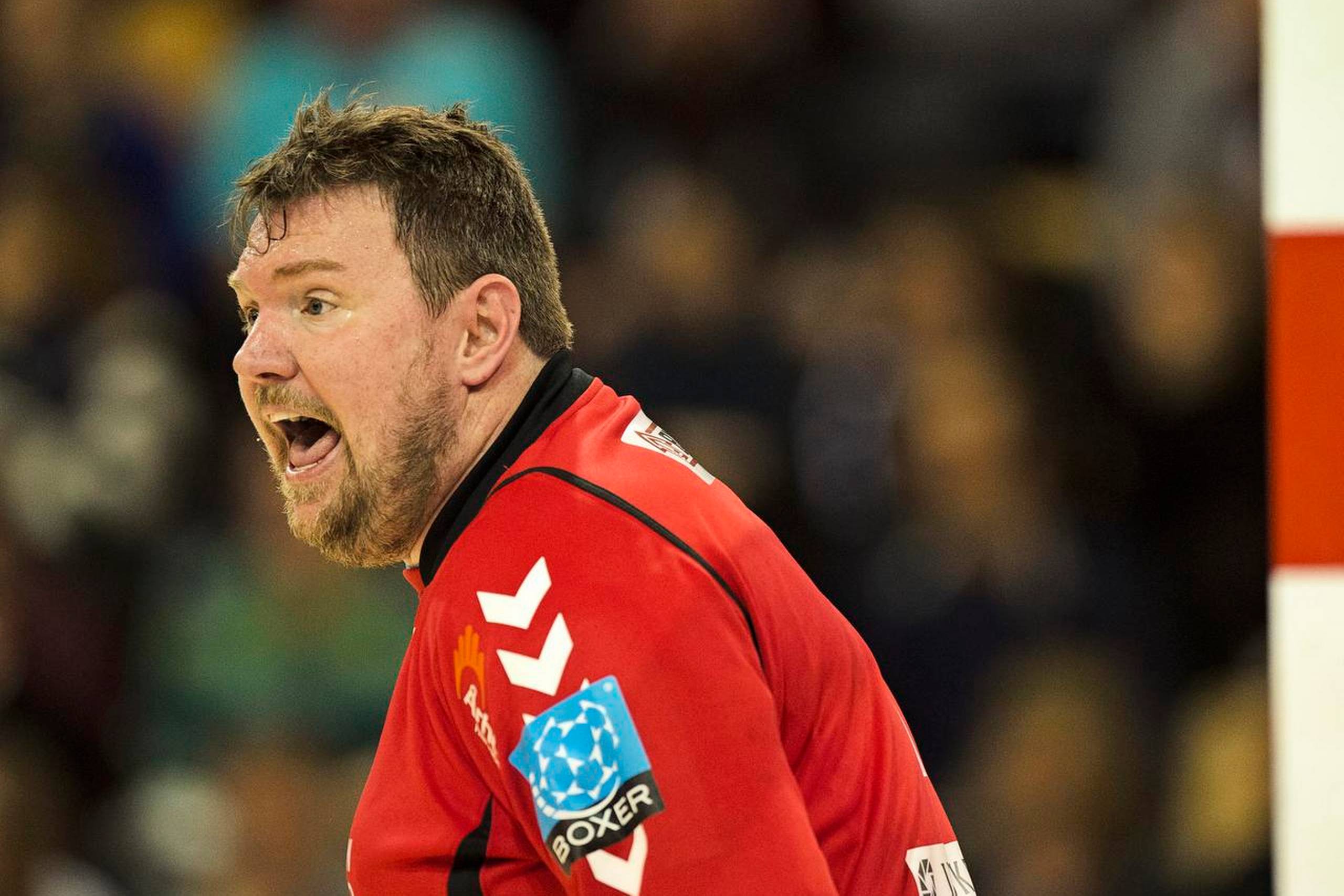 Direktør Jan Nielsen må smide skjorte og jakke og klæde om til udekampen mod GOG som backup for Jens Fredsgaard. Foto: Joachim Ladefoged