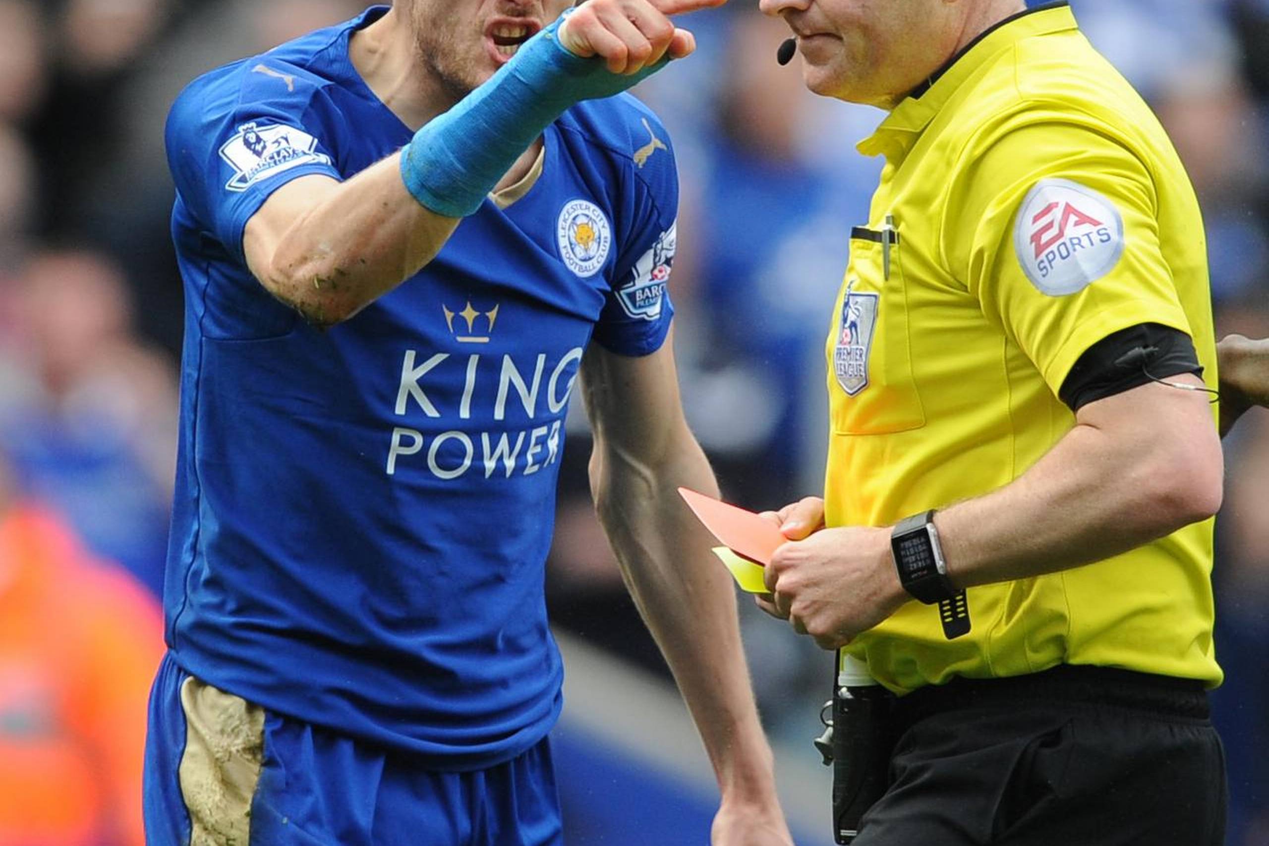 Leicesters Jamie Vardy var ikke tilfreds med dommer Jonathan Moss’ udvisning af ham i opgøret mod West Ham. Foto: Rui Vieira/AP