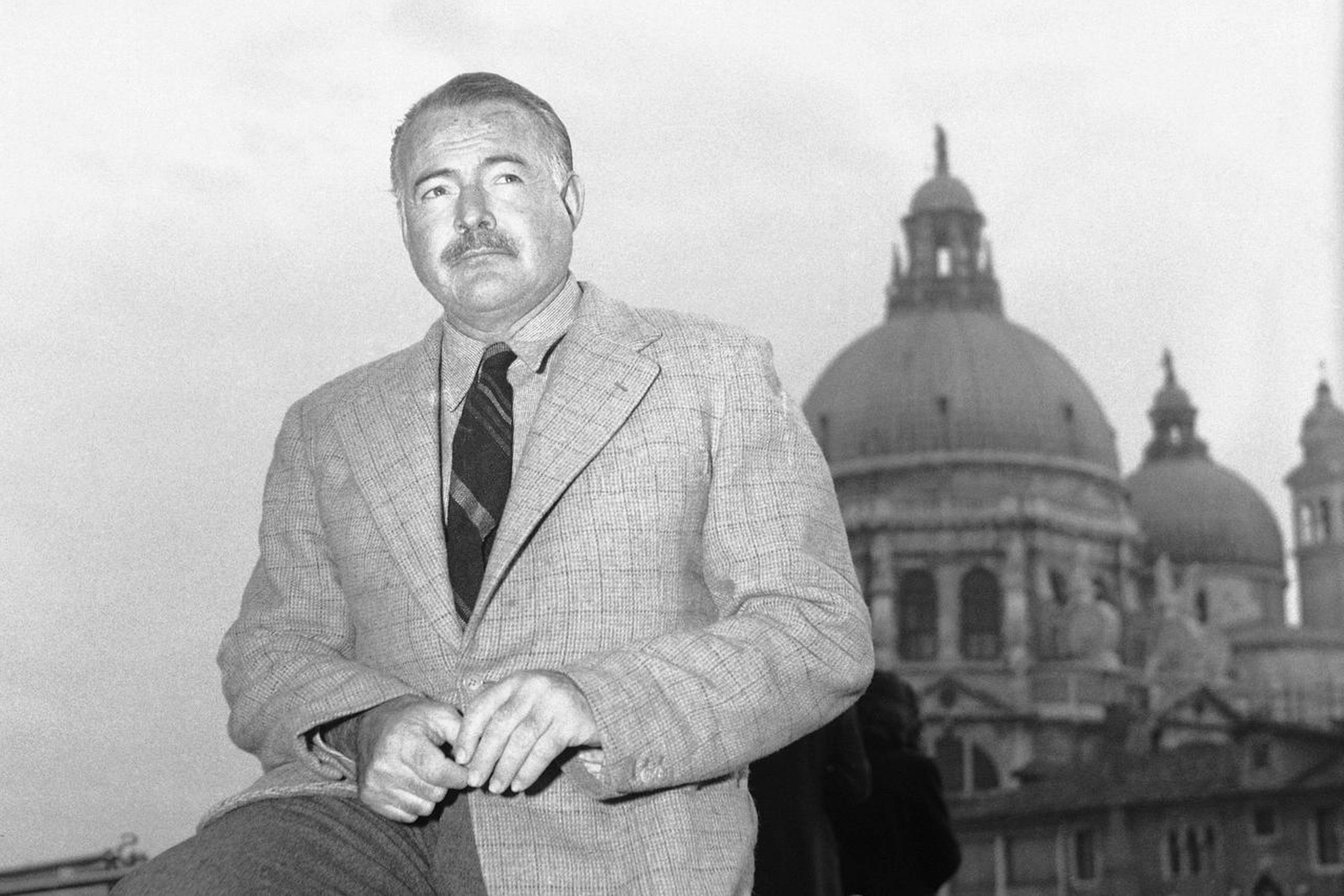 ”Papa” i Venedig. For en hel generation af litteraturelskere har Ernest Hemingway en mytologisk status som machomand, fornyer og potent prosaist. Arkivfoto: AP, 1948