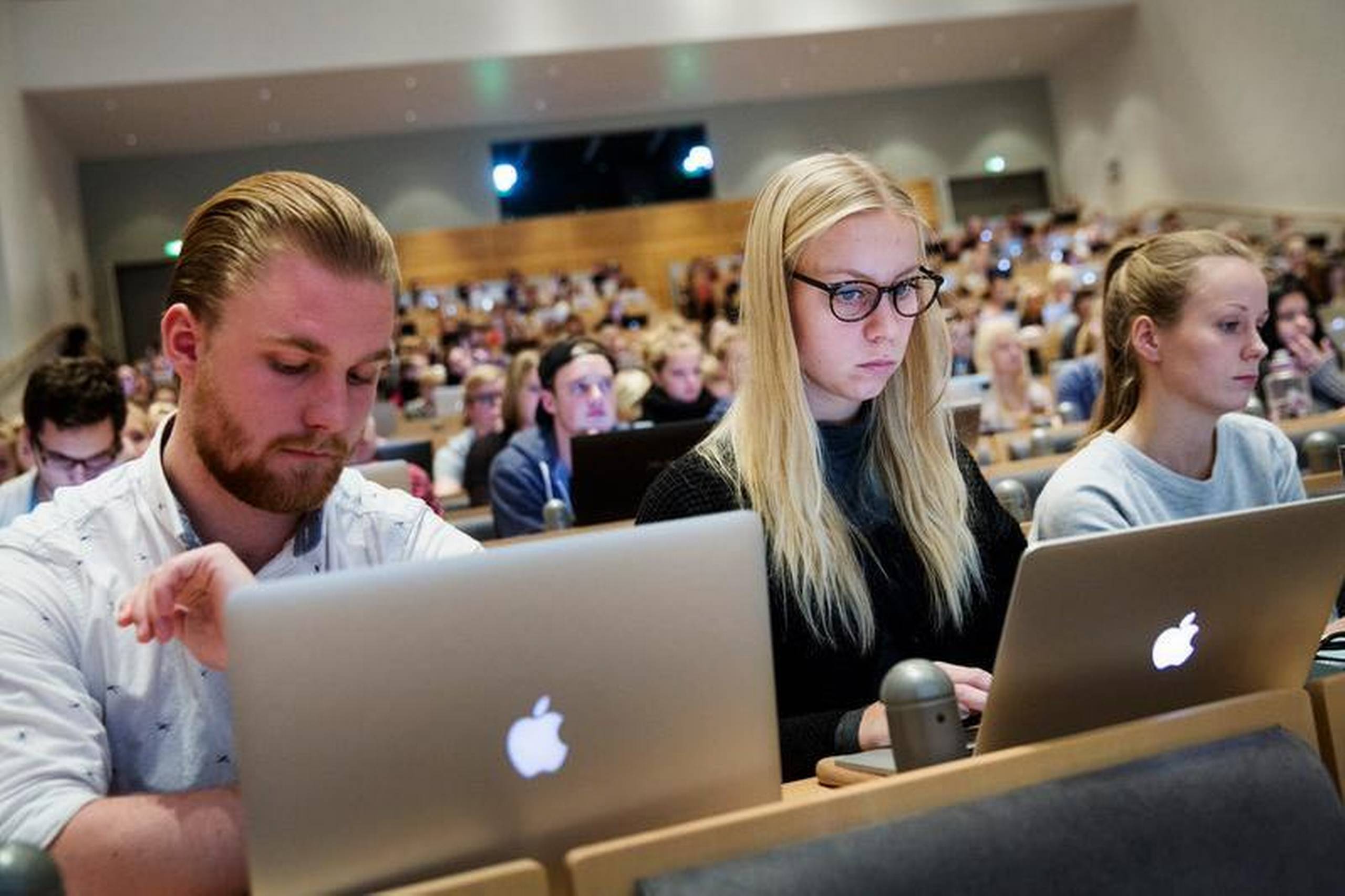 På Aarhus BSS har der i en årrække eksisteret en særlig elitekandidatuddannelse på økonomi og et elitespor på jura, ligesom der tidligere har været et initiativ på marketing. På statskundskab er et særligt metodekursus gledet ind som en fast del af uddannelsen.