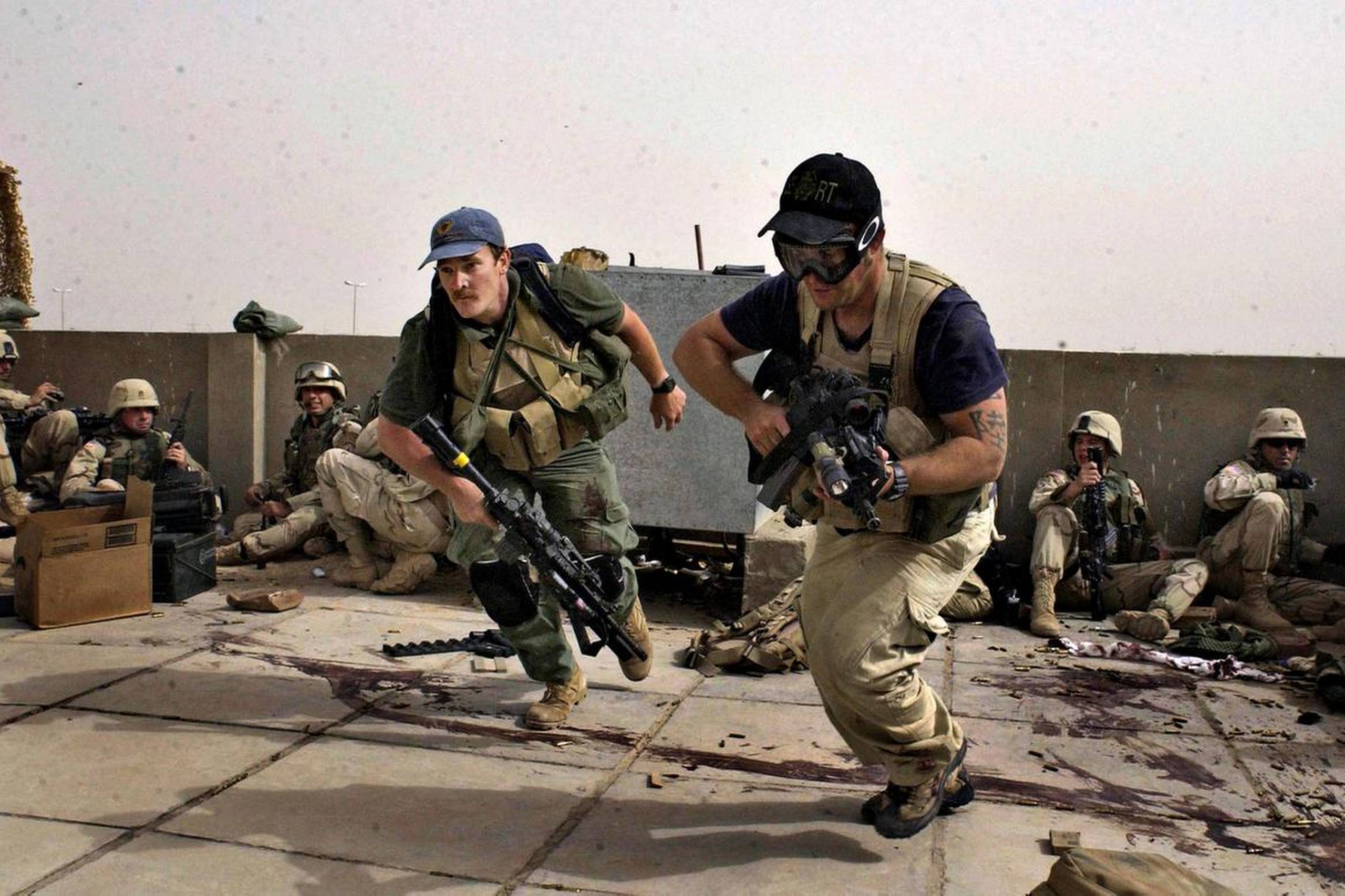 Amerikanske lejesoldater fra Blackwater i aktion i Najaf under Irak-krigen i 2004. Firmaet er tidligere blevet kritiseret for at have dræbt uskyldige civile under krigen, hvor det også indgik aftaler med danske soldater. Foto: Gervasio Sanchez/AP 