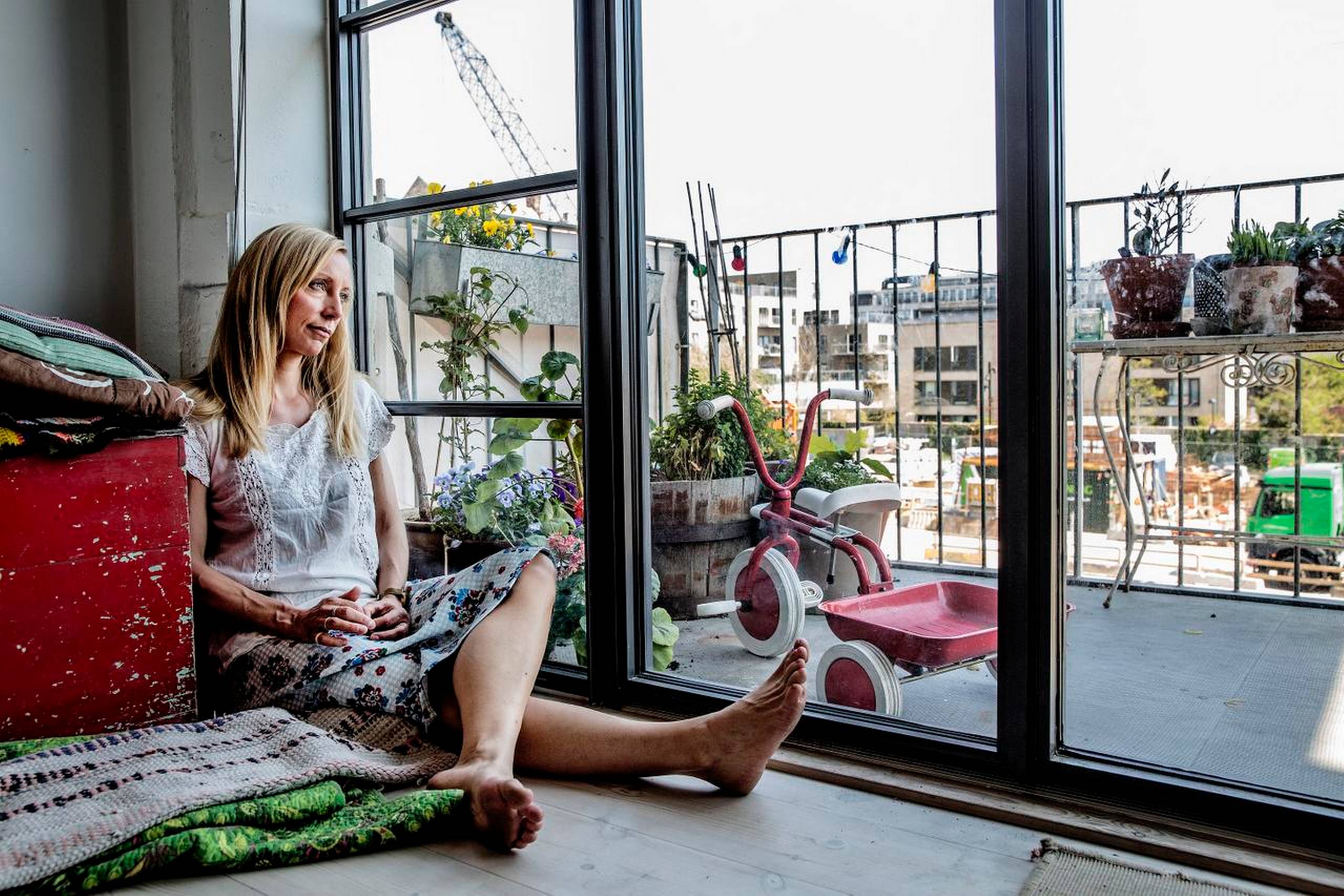 Pernille Glavind Olsson er mor til tre. Sally er 10 år og har mistet evnen til at gå. Elin er fyldt fire år, hun kan stadig gå, men hendes ben er begyndt at drille. Anker på et år er rask. Foto: Stine Bidstrup   